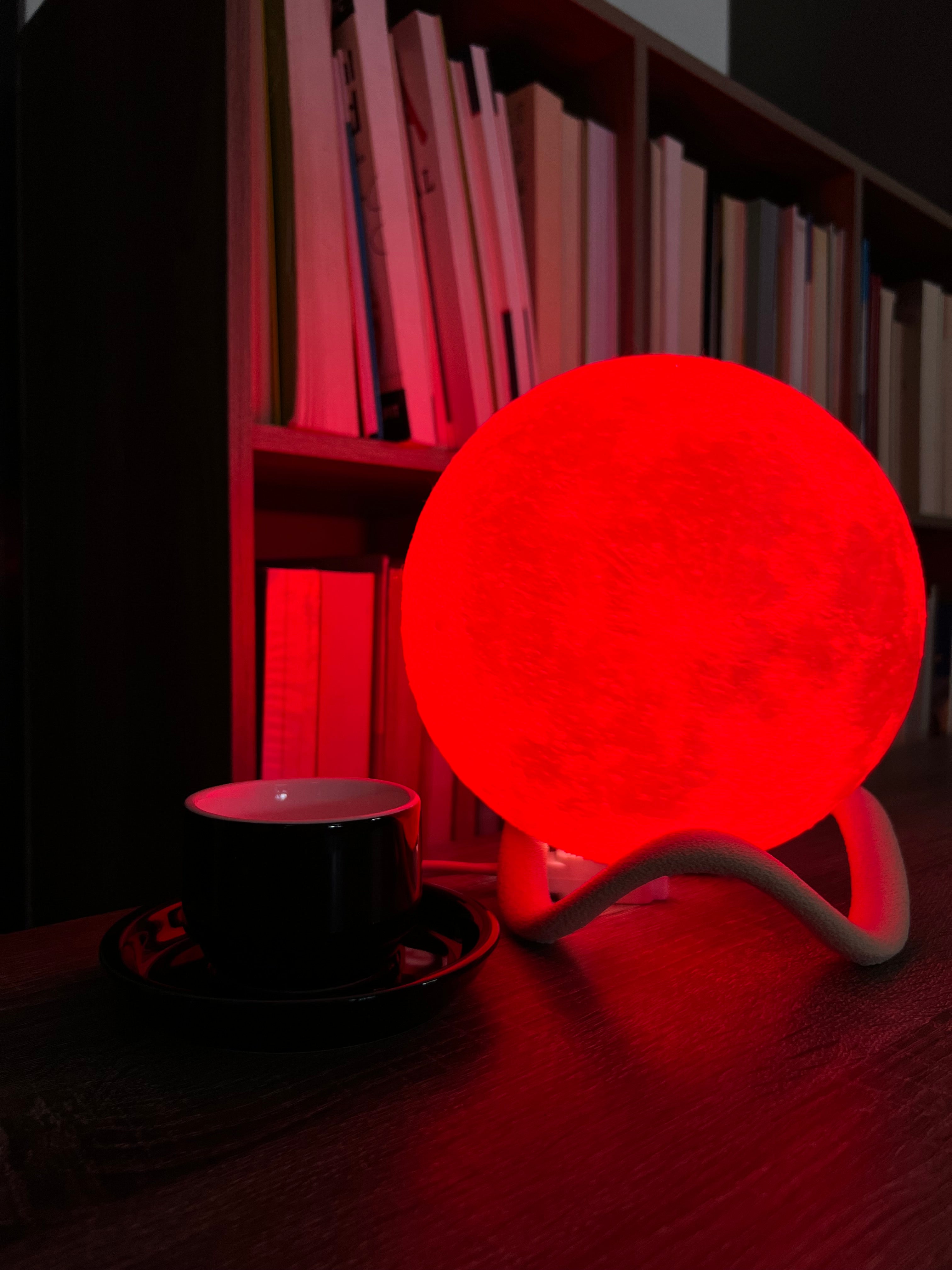 Lampara de luna roja intensa