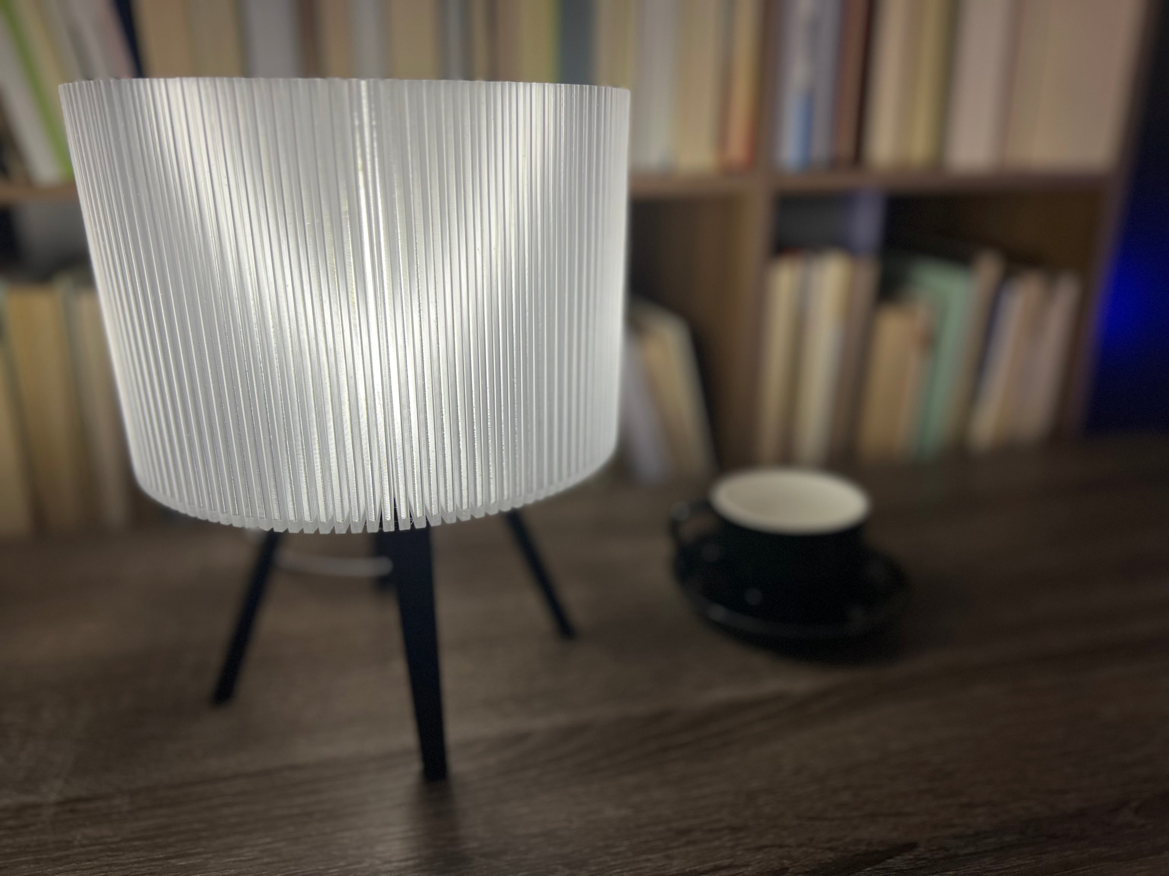 Lámpara de Mesa “Halo” Trípode · Pantalla Estriada Traslúcida