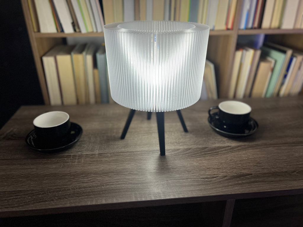 Lámpara de Mesa “Halo” Trípode · Pantalla Estriada Traslúcida