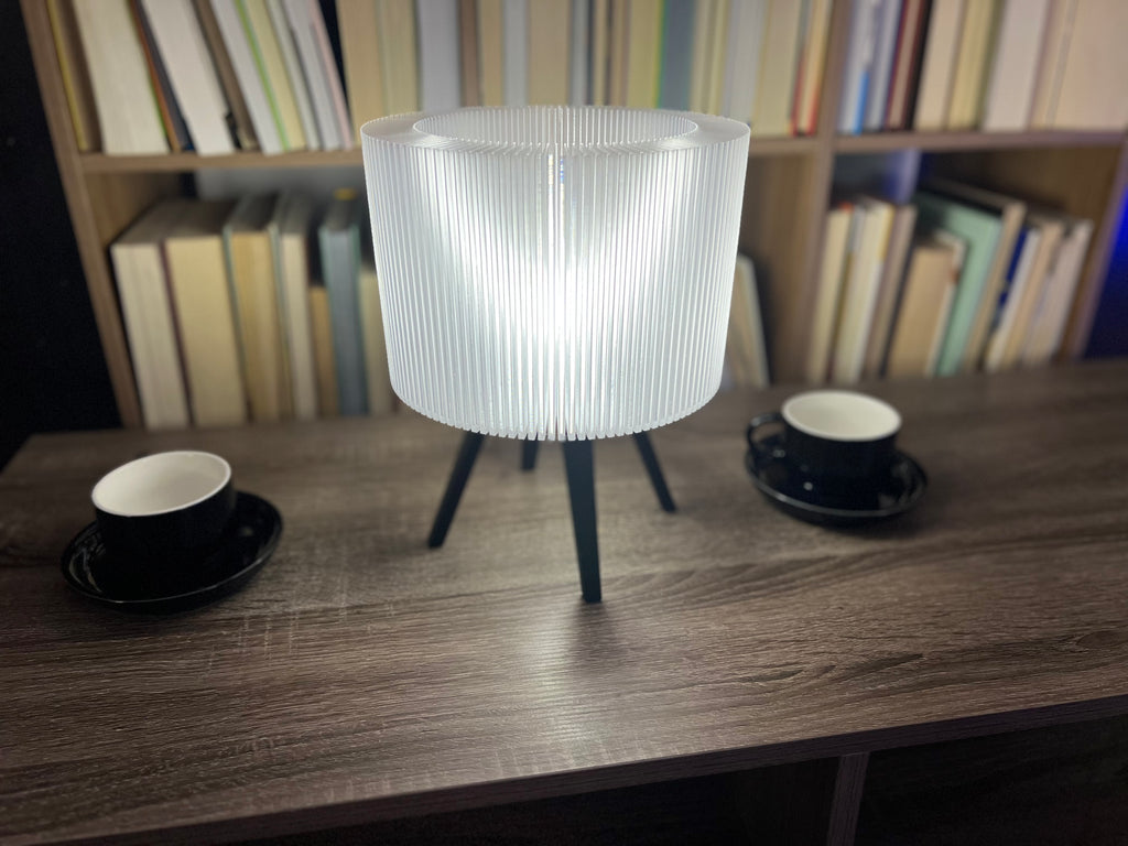 Lámpara de Mesa “Halo” Trípode · Pantalla Estriada Traslúcida