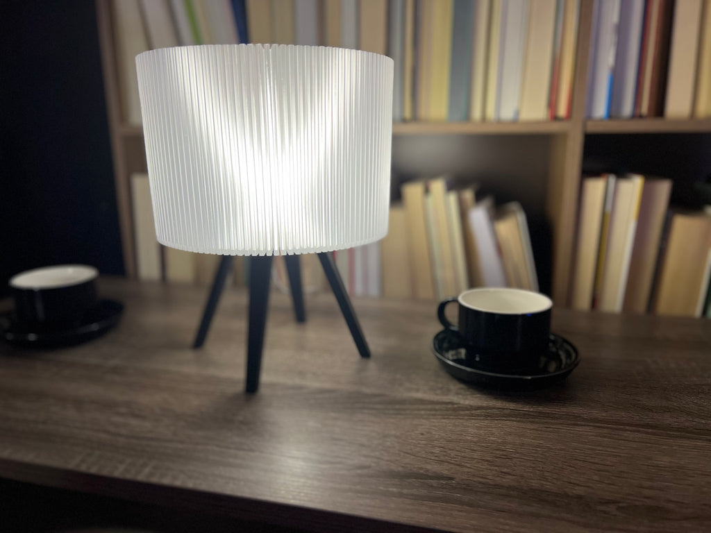 Lámpara de Mesa “Halo” Trípode · Pantalla Estriada Traslúcida