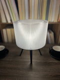 Lámpara de Mesa “Halo” Trípode · Pantalla Estriada Traslúcida