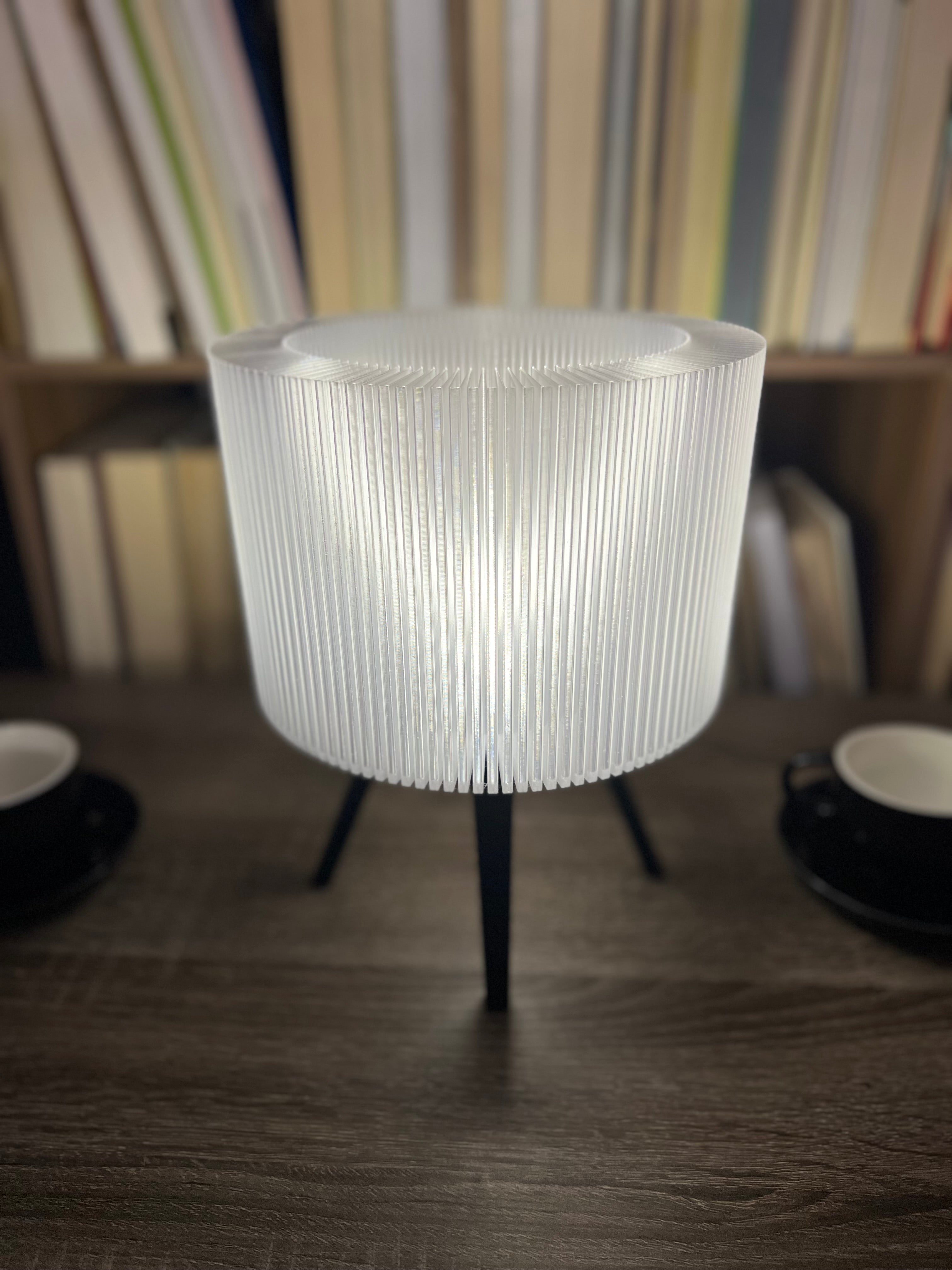Lámpara de Mesa “Halo” Trípode · Pantalla Estriada Traslúcida
