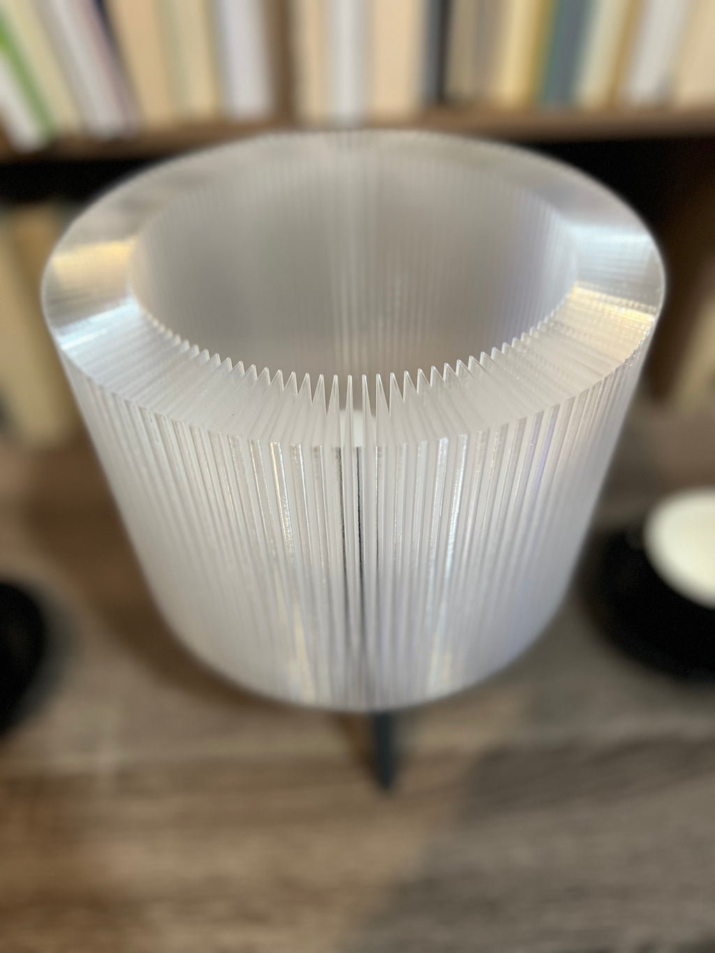Lámpara de Mesa “Halo” Trípode · Pantalla Estriada Traslúcida