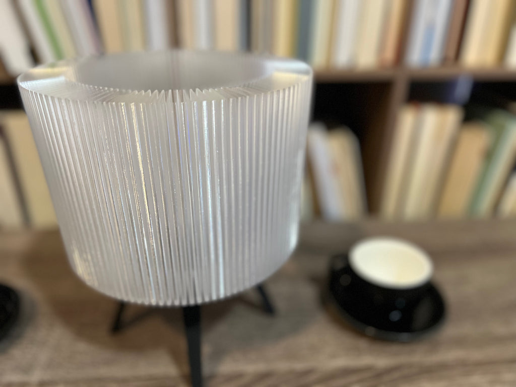 Lámpara de Mesa “Halo” Trípode · Pantalla Estriada Traslúcida
