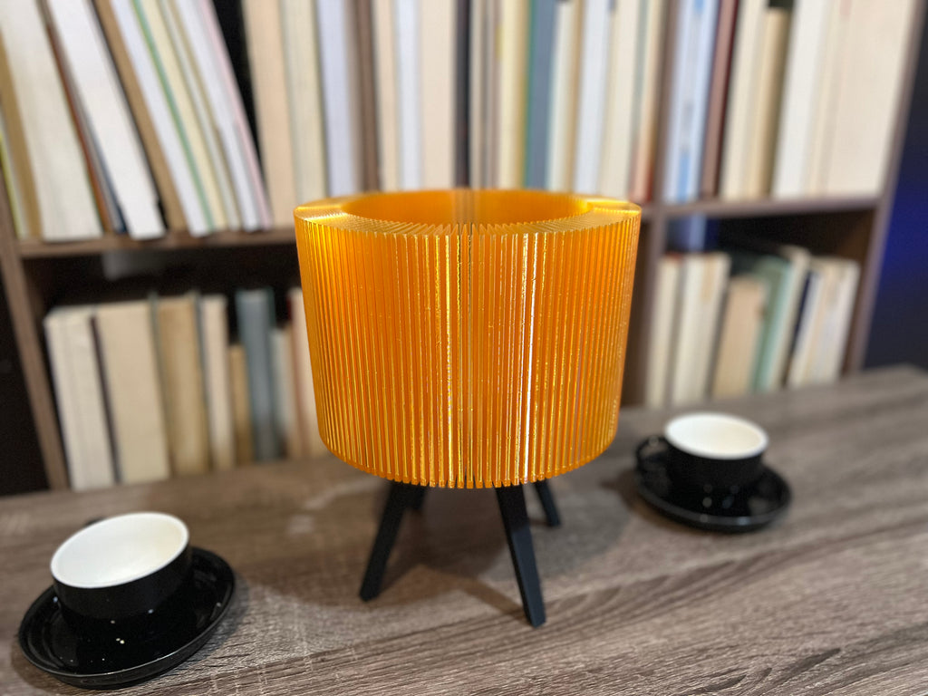 Lámpara de Mesa “Halo” Trípode · Pantalla Estriada Naranja Traslúcida