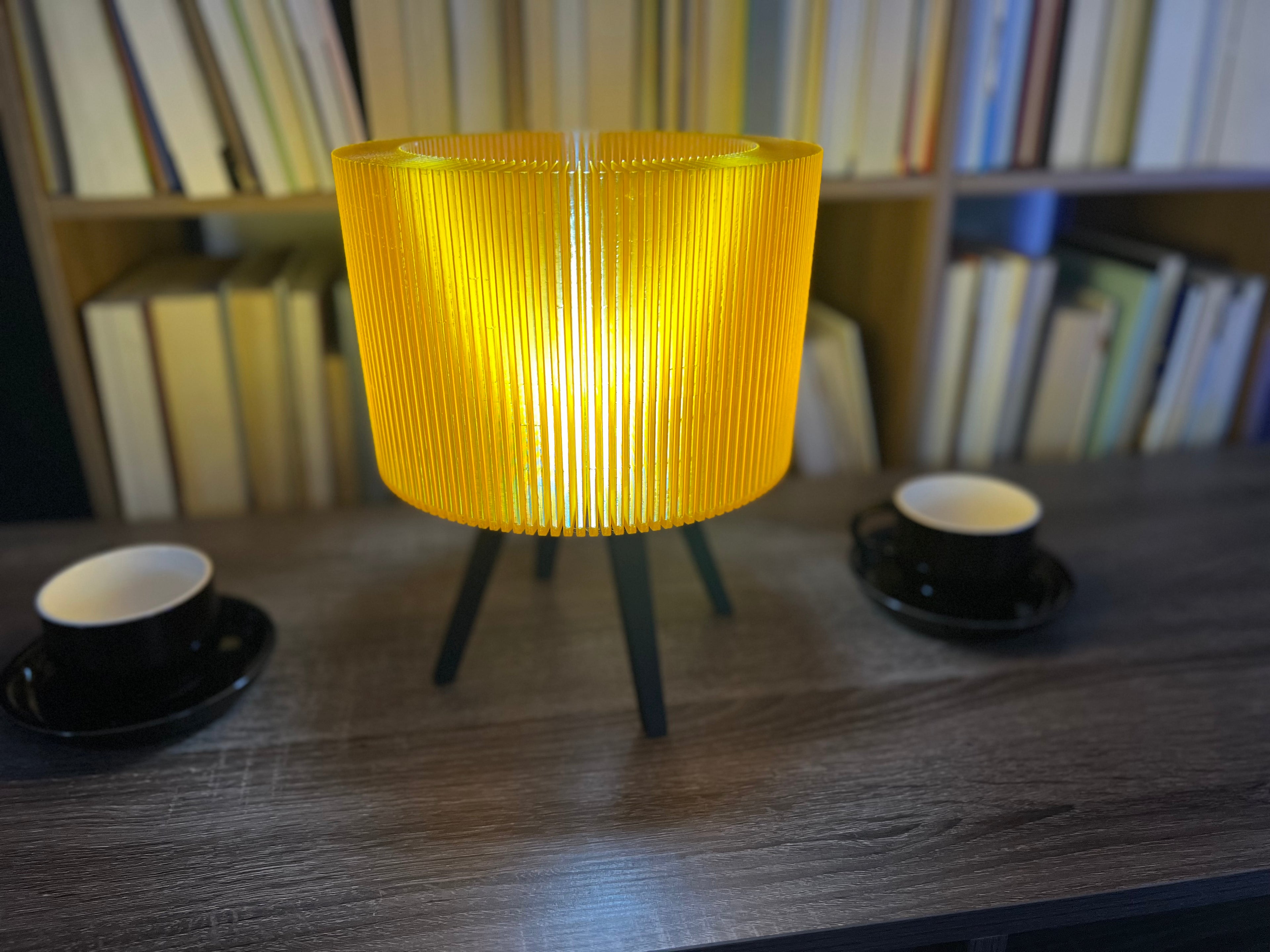 Lámpara de Mesa “Halo” Trípode · Pantalla Estriada Naranja Traslúcida