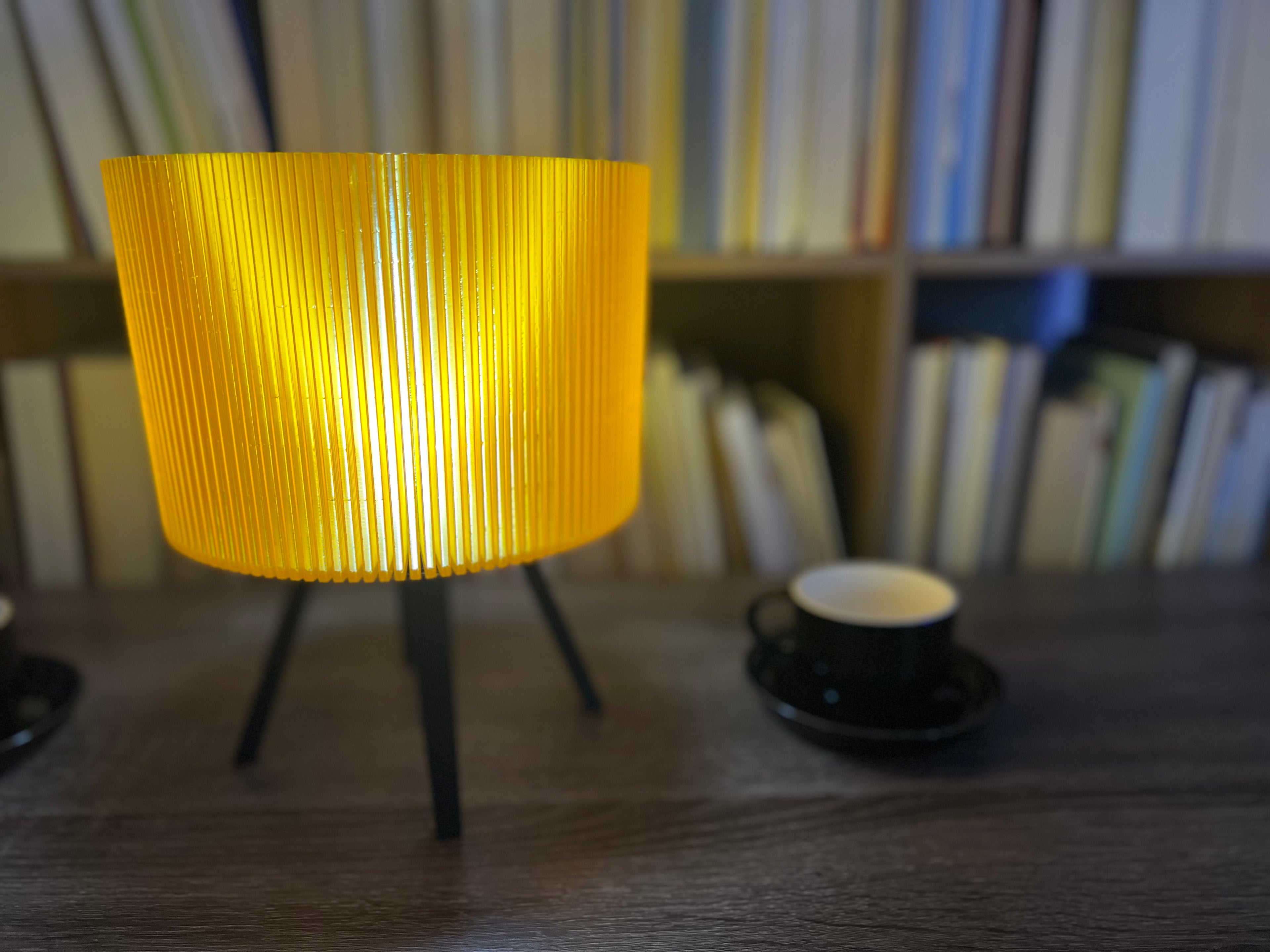Lámpara de Mesa “Halo” Trípode · Pantalla Estriada Naranja Traslúcida