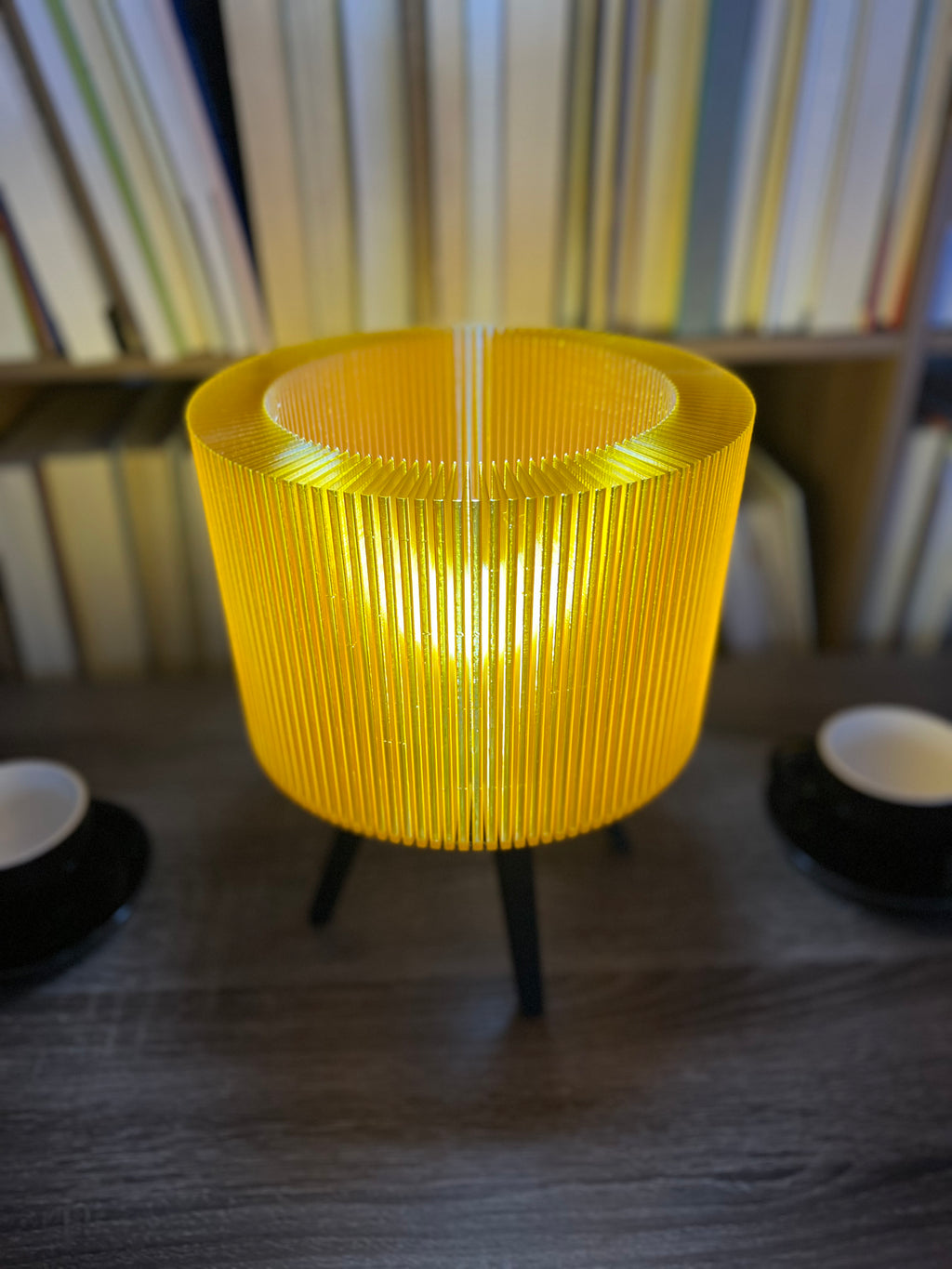 Lámpara de Mesa “Halo” Trípode · Pantalla Estriada Naranja Traslúcida