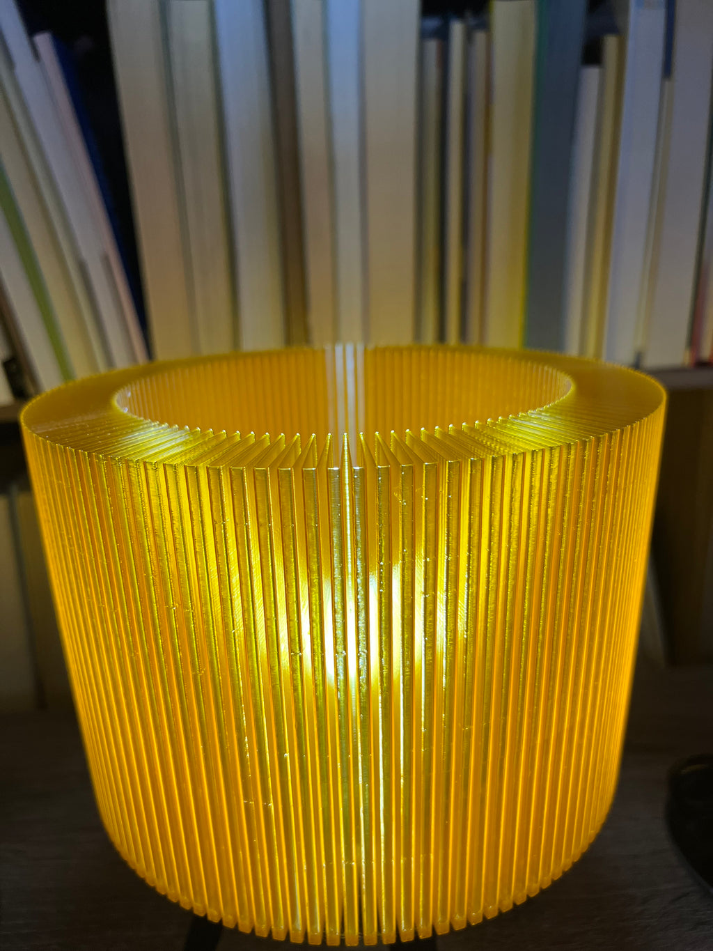 Lámpara de Mesa “Halo” Trípode · Pantalla Estriada Naranja Traslúcida