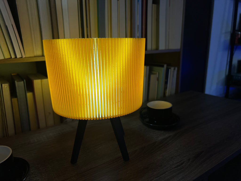 Lámpara de Mesa “Halo” Trípode · Pantalla Estriada Naranja Traslúcida