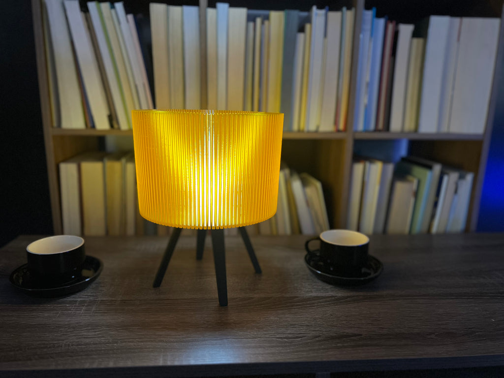 Lámpara de Mesa “Halo” Trípode · Pantalla Estriada Naranja Traslúcida