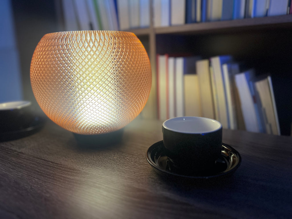 Lámpara de Mesa “Nido de Luz” · Esfera Texturizada Ámbar