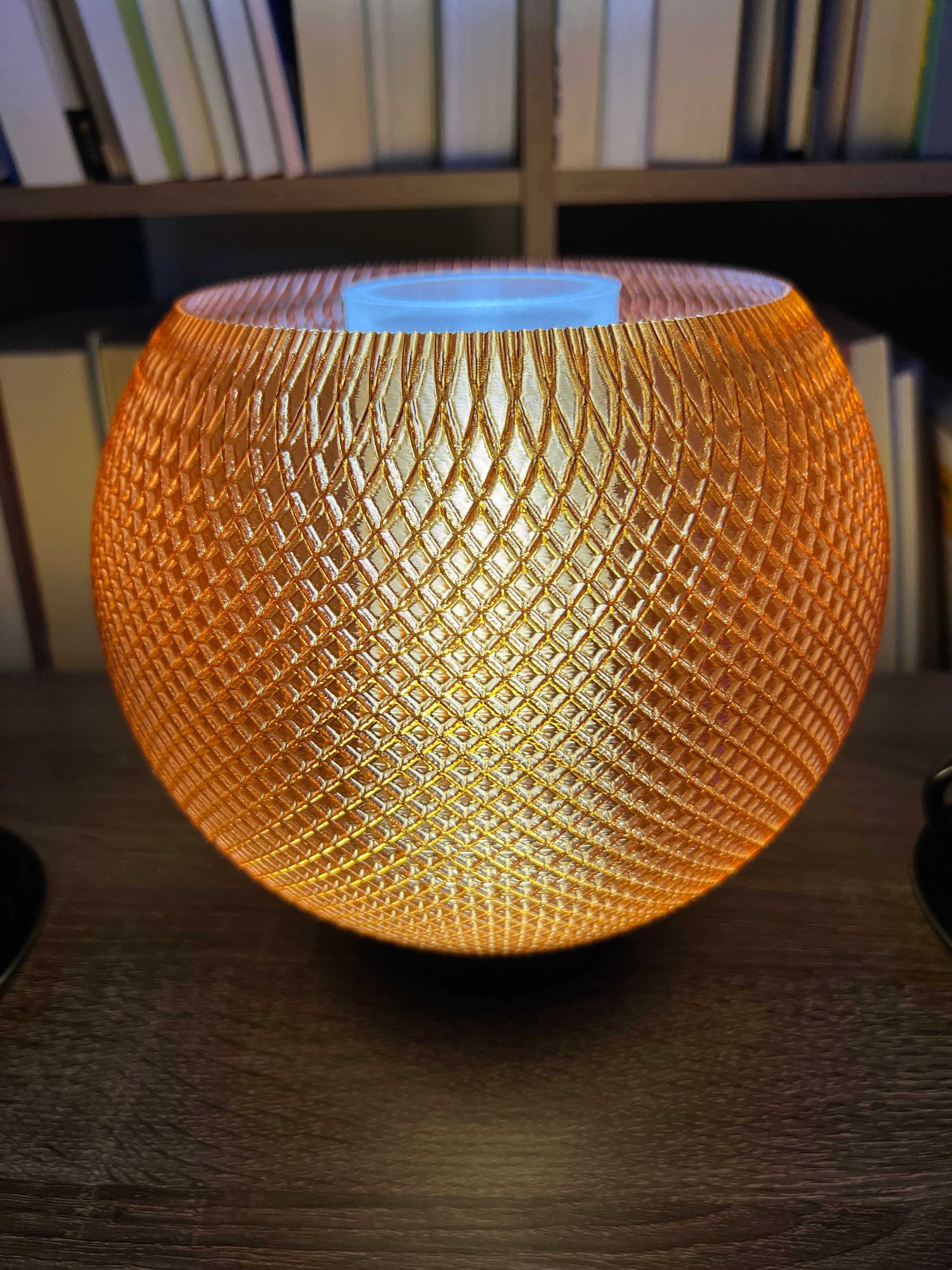 Lámpara de Mesa “Nido de Luz” · Esfera Texturizada Ámbar