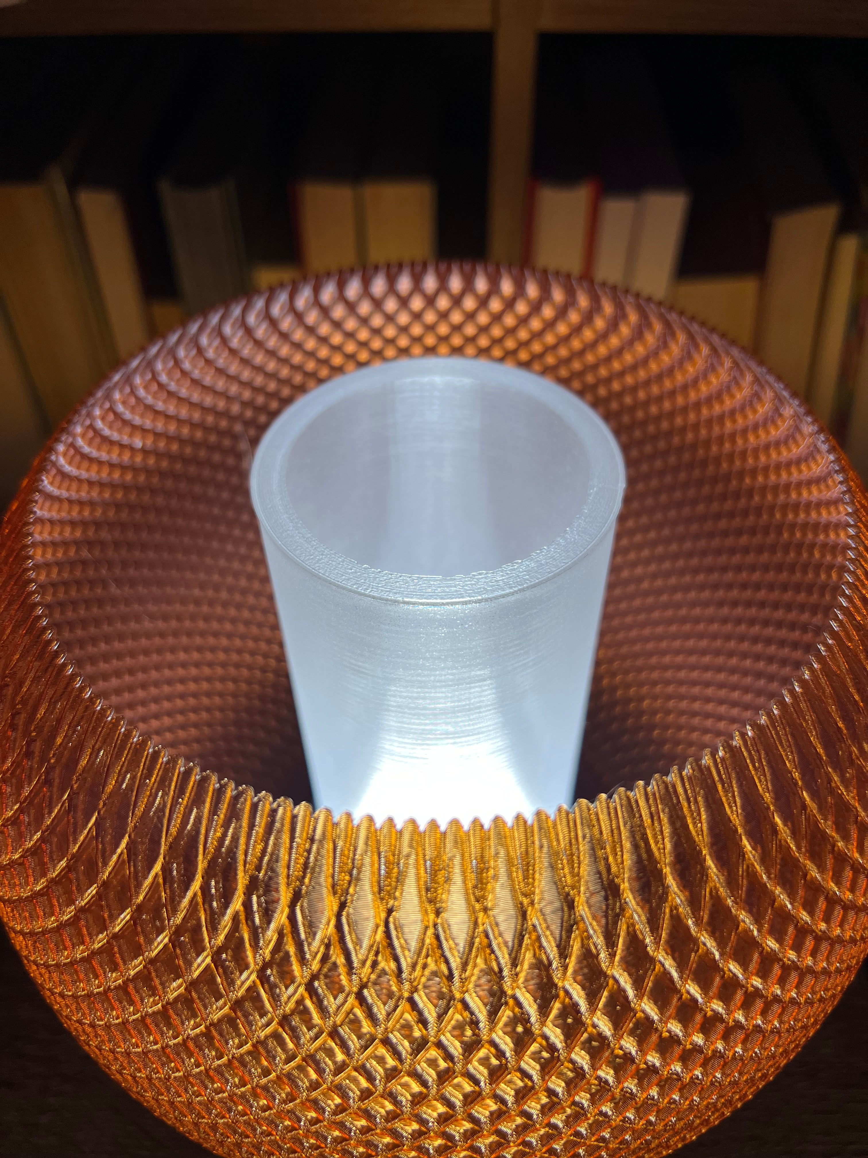 Lámpara de Mesa “Nido de Luz” · Esfera Texturizada Ámbar
