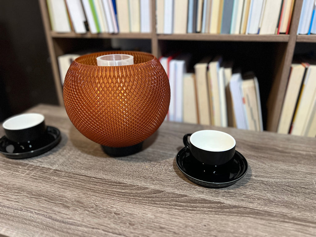 Lámpara de Mesa “Nido de Luz” · Esfera Texturizada Ámbar