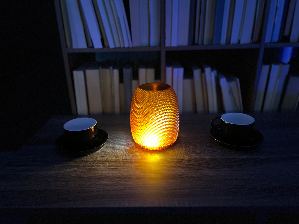 Lámpara de Mesa “Atardecer” · Pantalla Ovalada Texturizada Ámbar