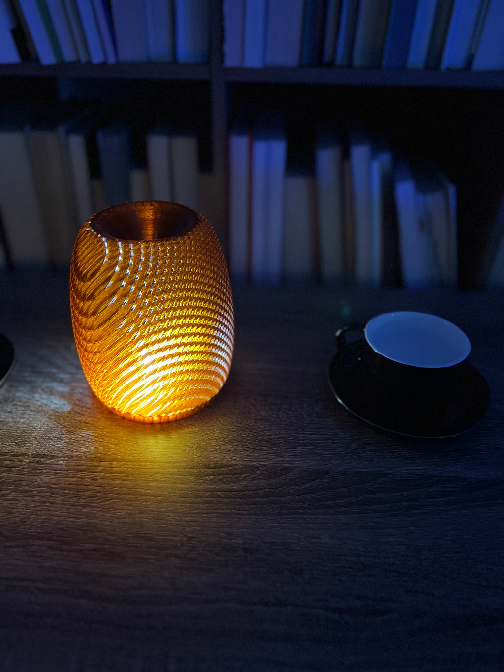 Lámpara de Mesa “Atardecer” · Pantalla Ovalada Texturizada Ámbar