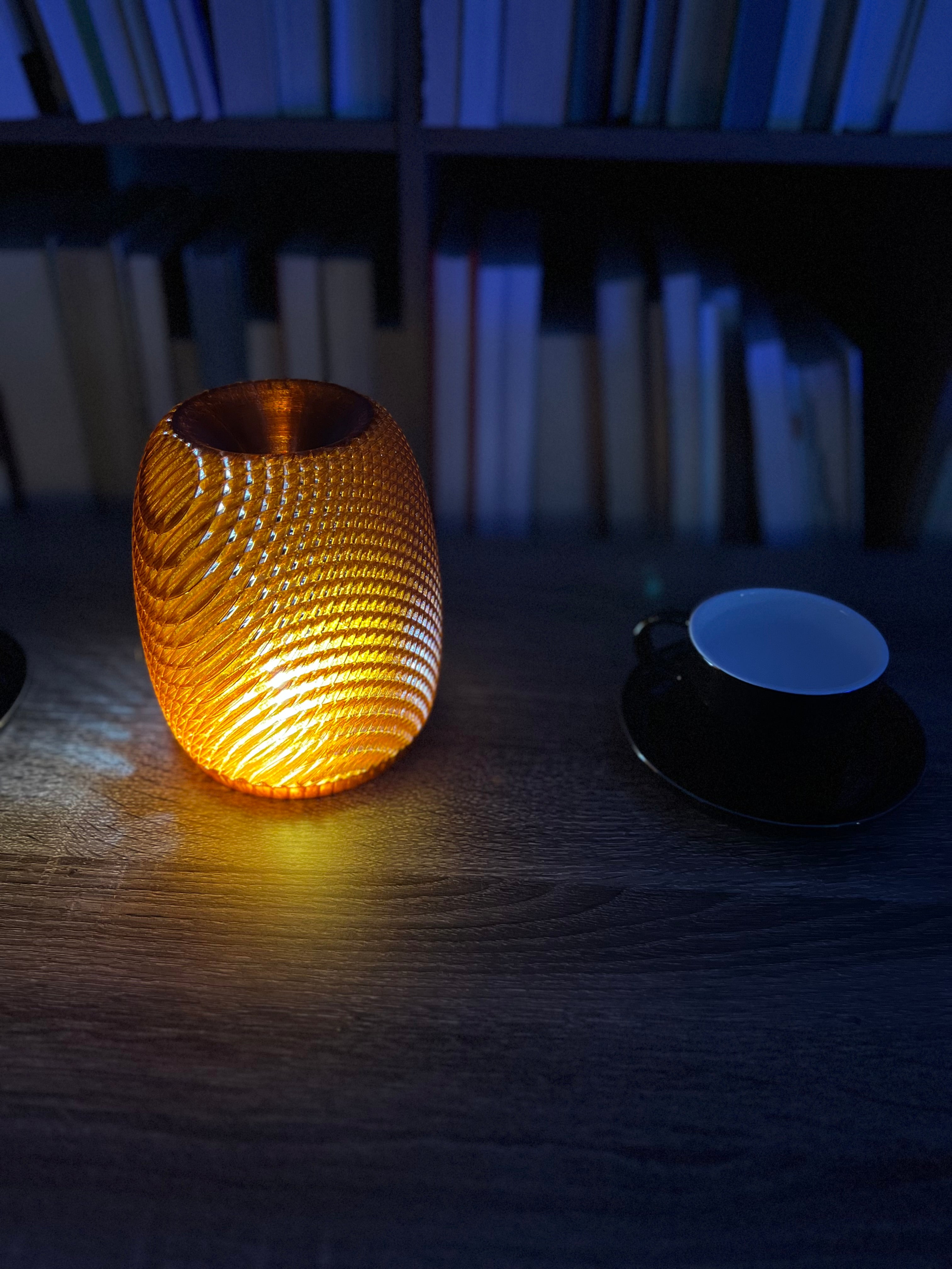 Lámpara de Mesa “Atardecer” · Pantalla Ovalada Texturizada Ámbar