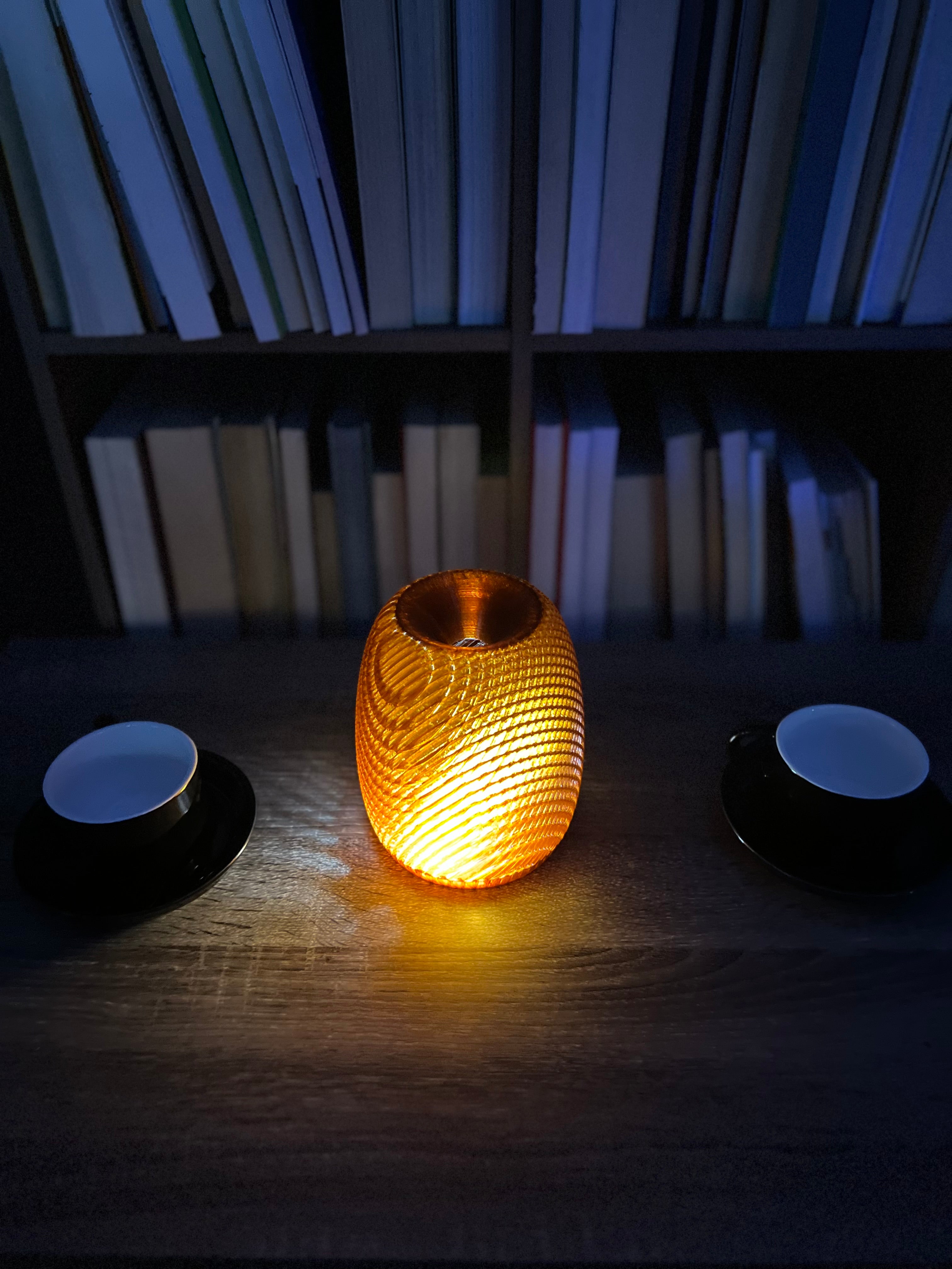 Lámpara de Mesa “Atardecer” · Pantalla Ovalada Texturizada Ámbar