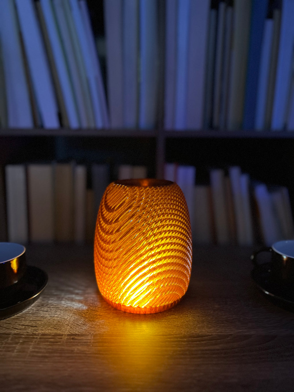 Lámpara de Mesa “Atardecer” · Pantalla Ovalada Texturizada Ámbar