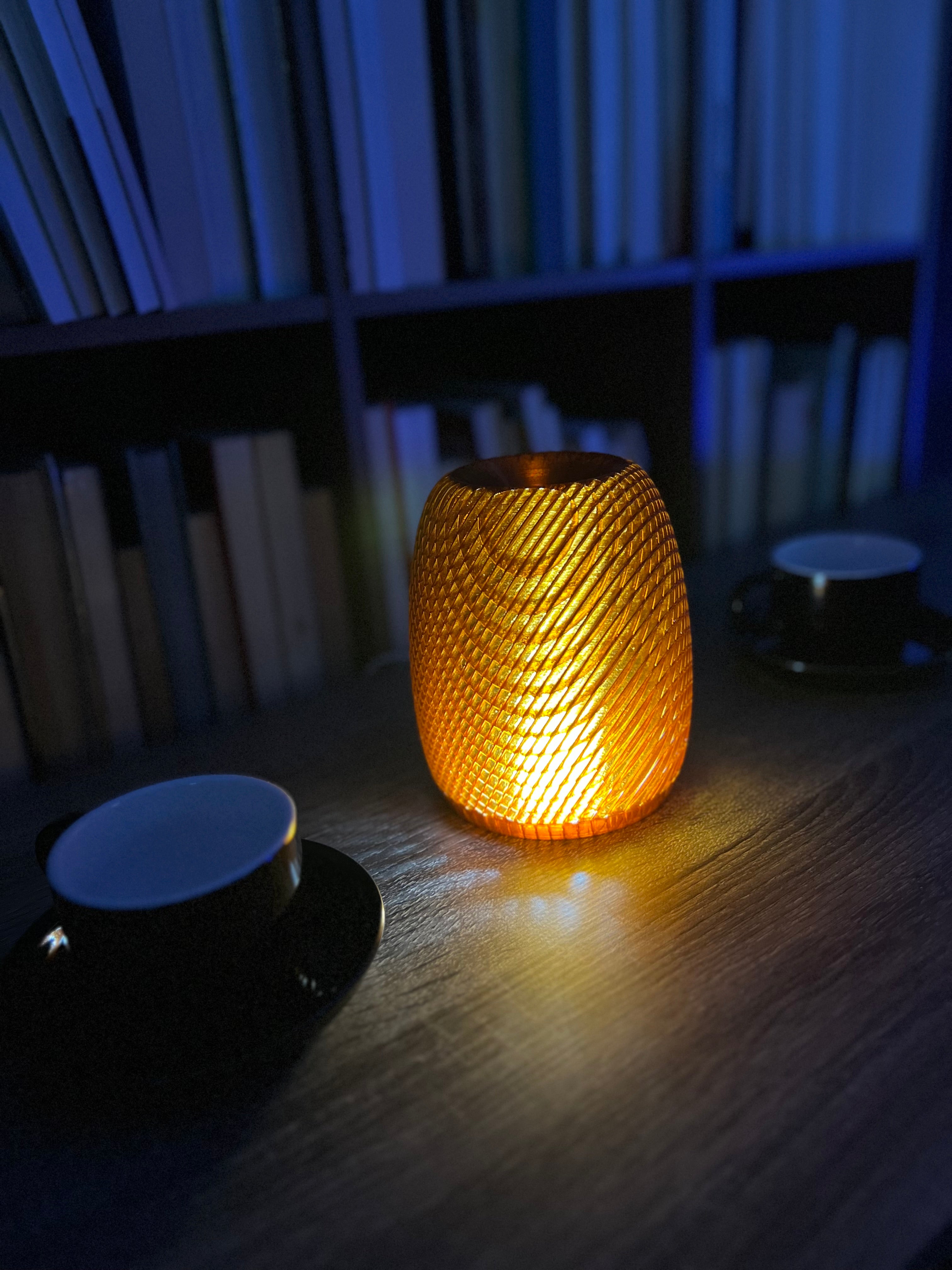 Lámpara de Mesa “Atardecer” · Pantalla Ovalada Texturizada Ámbar