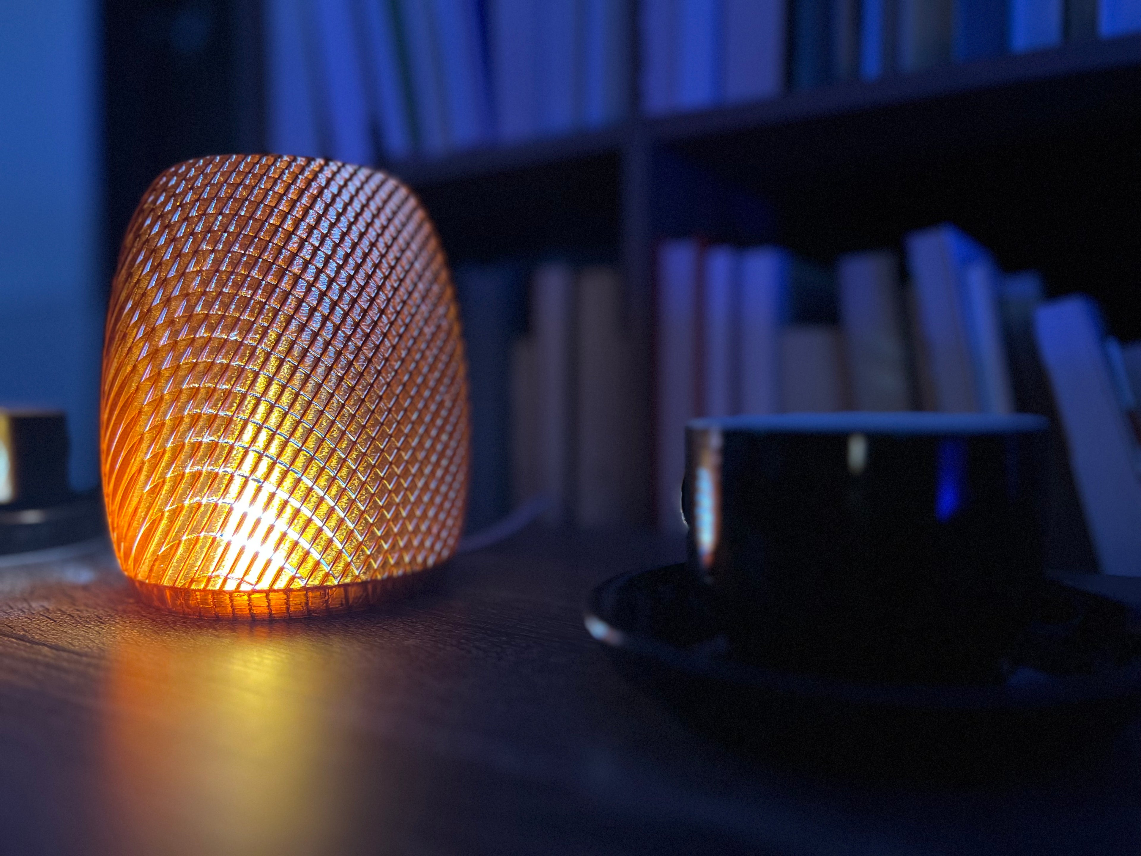 Lámpara de Mesa “Atardecer” · Pantalla Ovalada Texturizada Ámbar