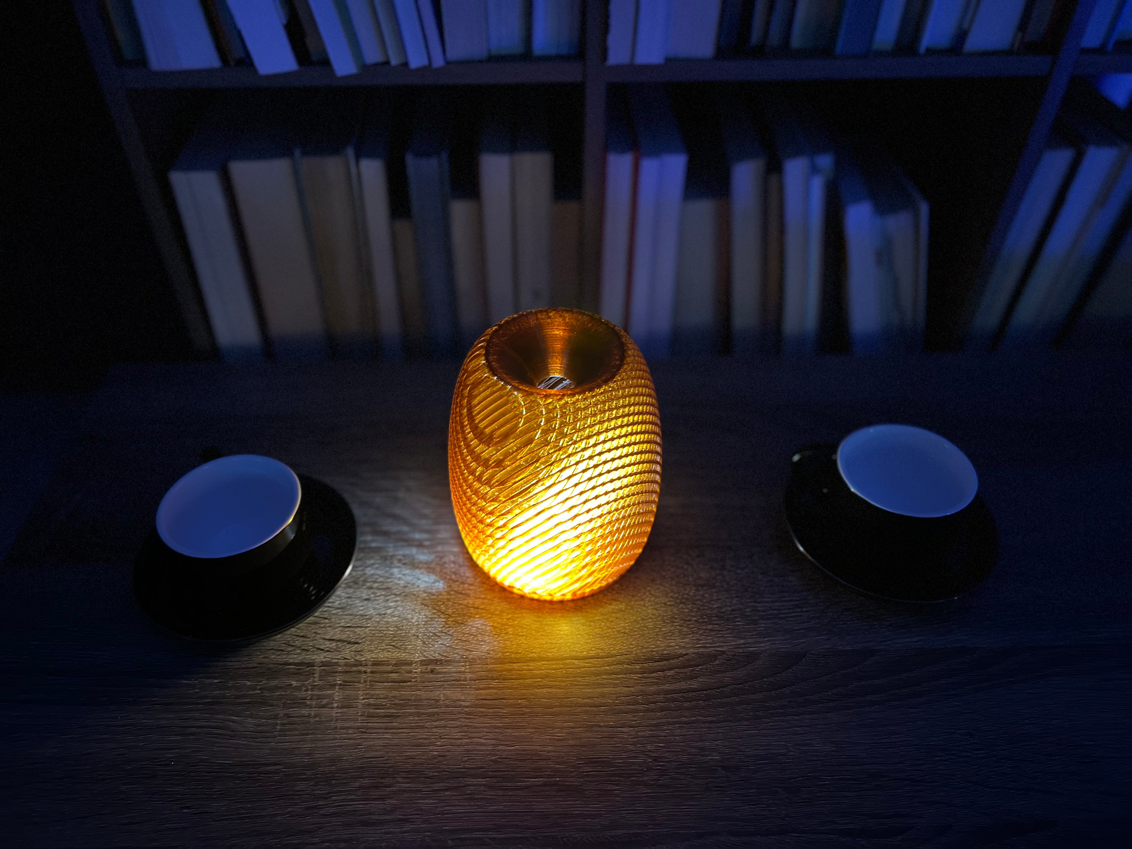 Lámpara de Mesa “Atardecer” · Pantalla Ovalada Texturizada Ámbar