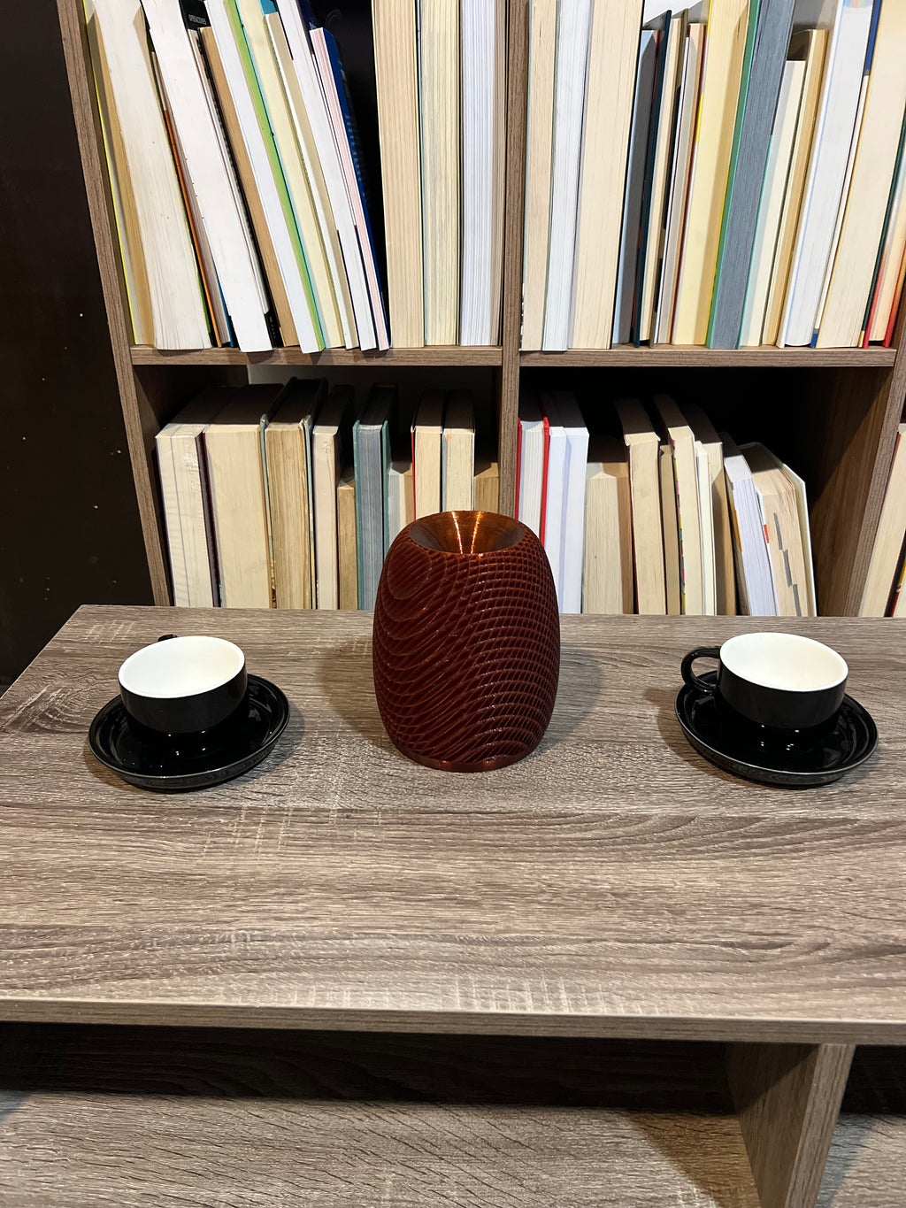 Lámpara de Mesa “Atardecer” · Pantalla Ovalada Texturizada Ámbar