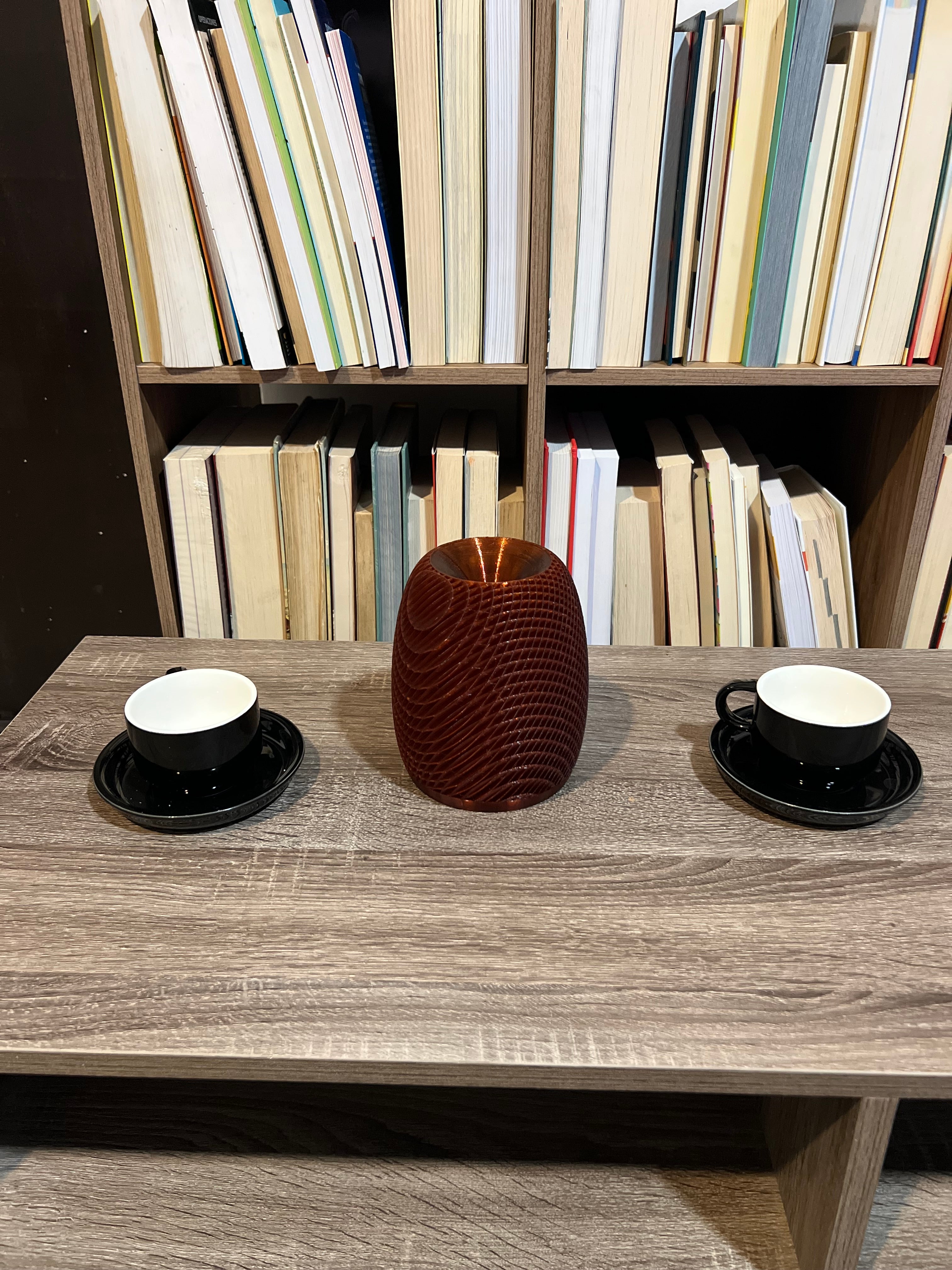 Lámpara de Mesa “Atardecer” · Pantalla Ovalada Texturizada Ámbar