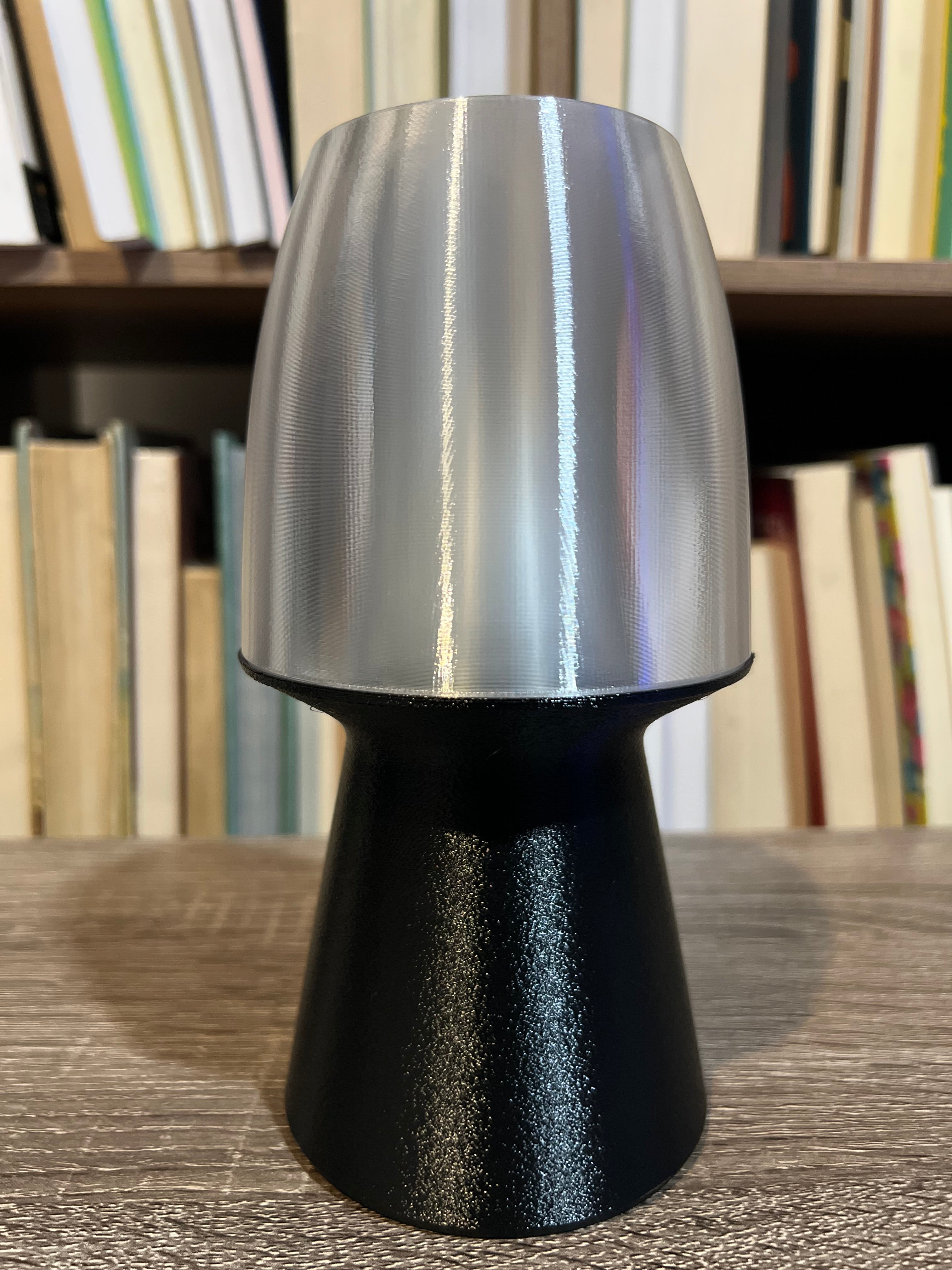 Lámpara de Mesa “Faro” Pequeña · Base Negra y Luz Difusa