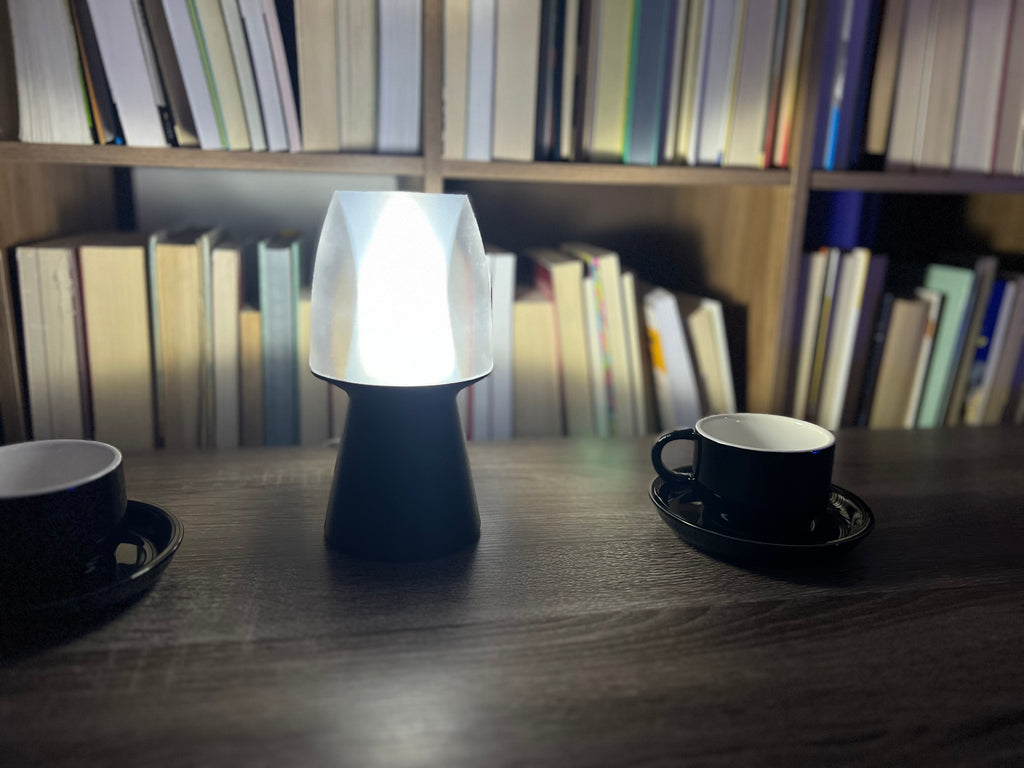 Lámpara de Mesa “Faro” Pequeña · Base Negra y Luz Difusa