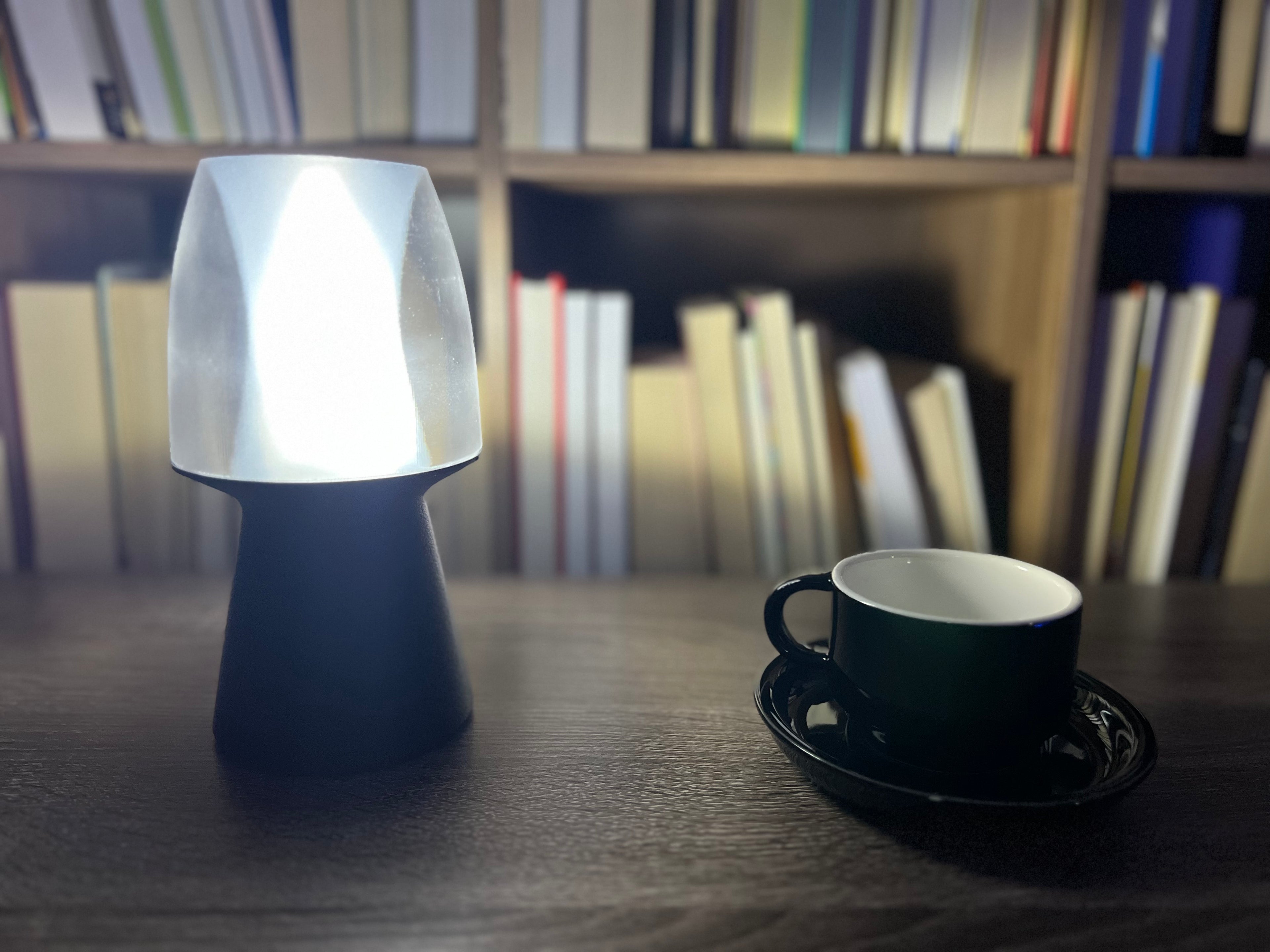 Lámpara de Mesa “Faro” Pequeña · Base Negra y Luz Difusa