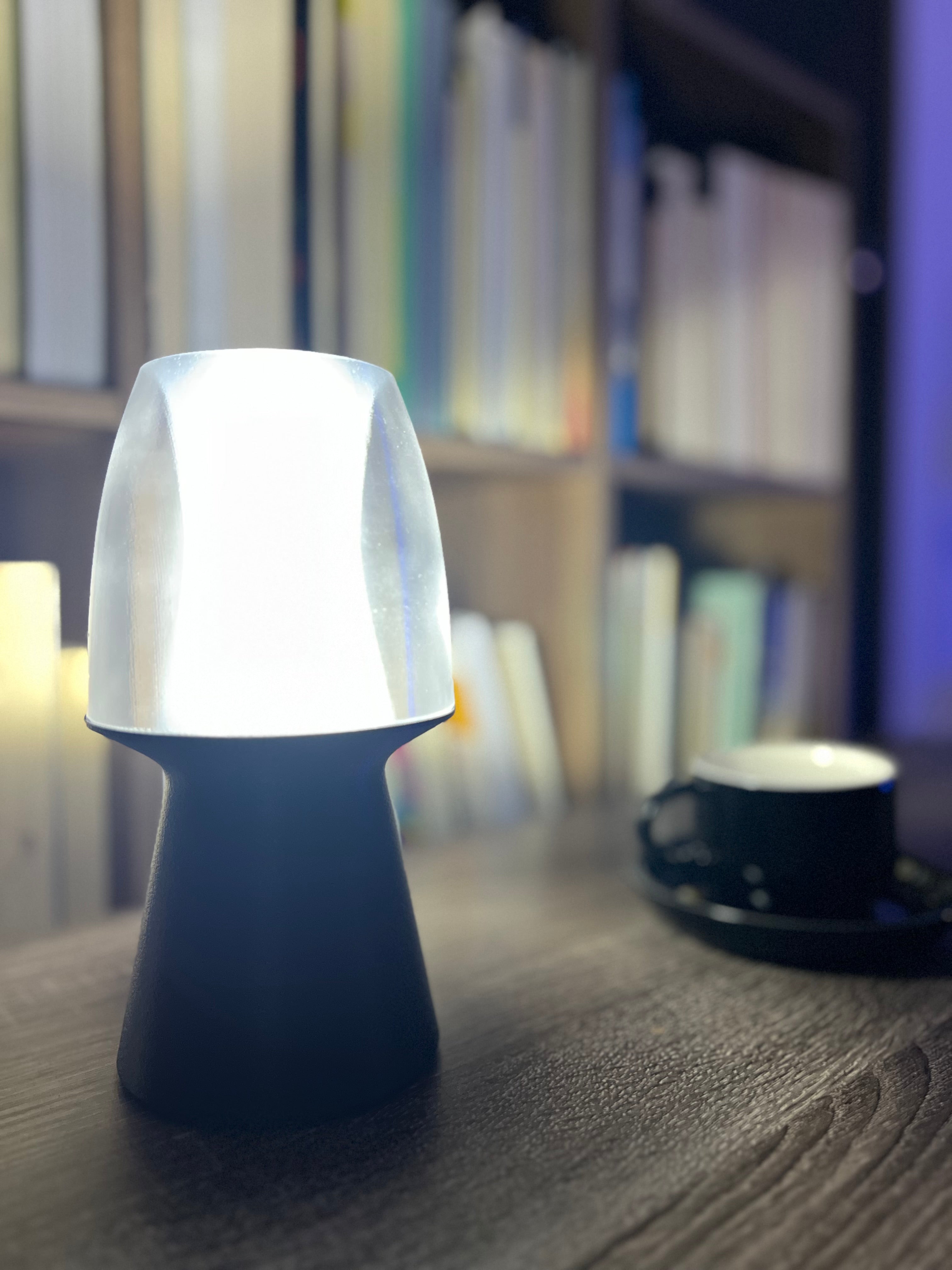 Lámpara de Mesa “Faro” Pequeña · Base Negra y Luz Difusa