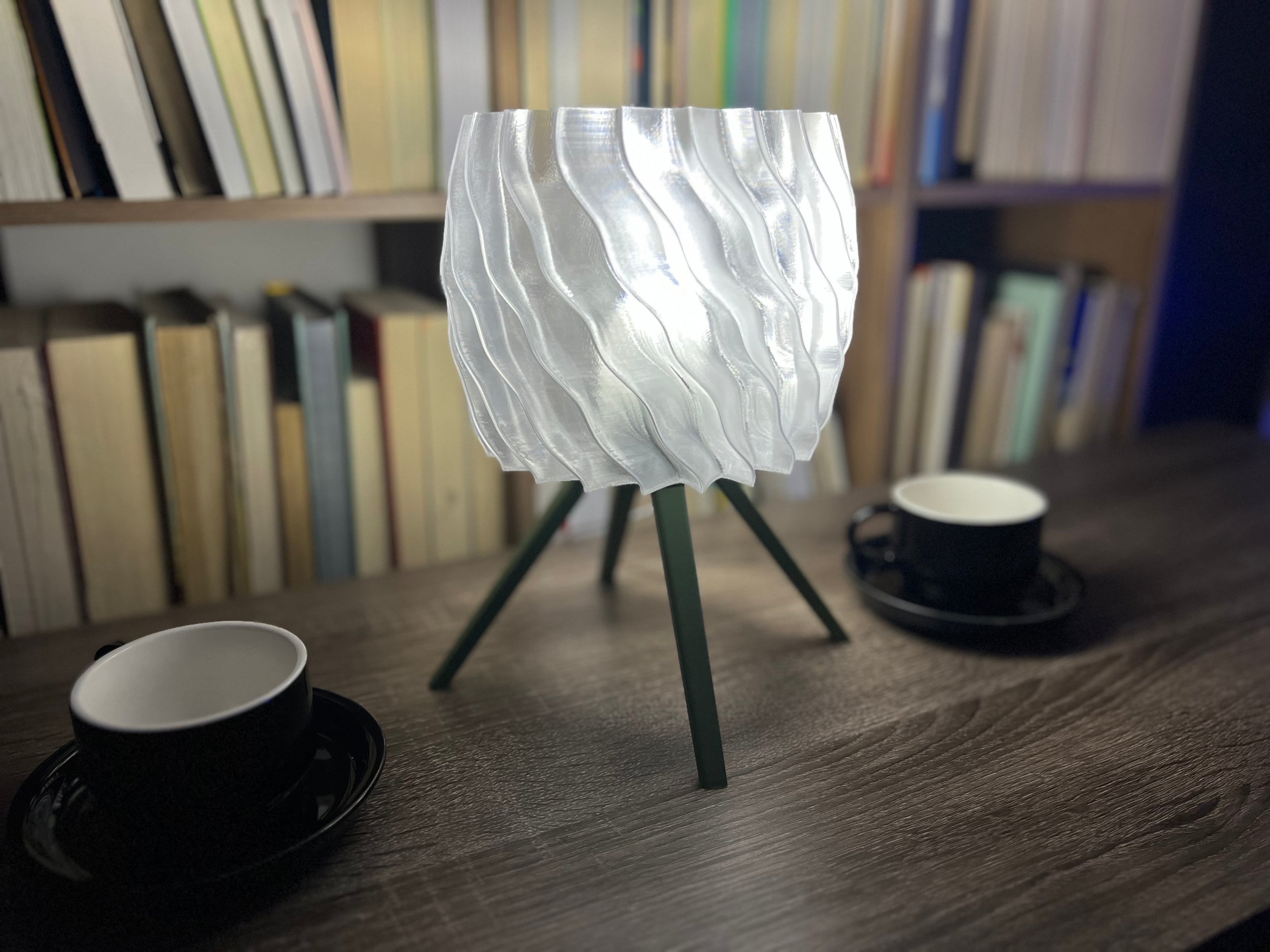 Lámpara de Mesa “Olas” · Trípode y Pantalla Ondulada Traslúcida