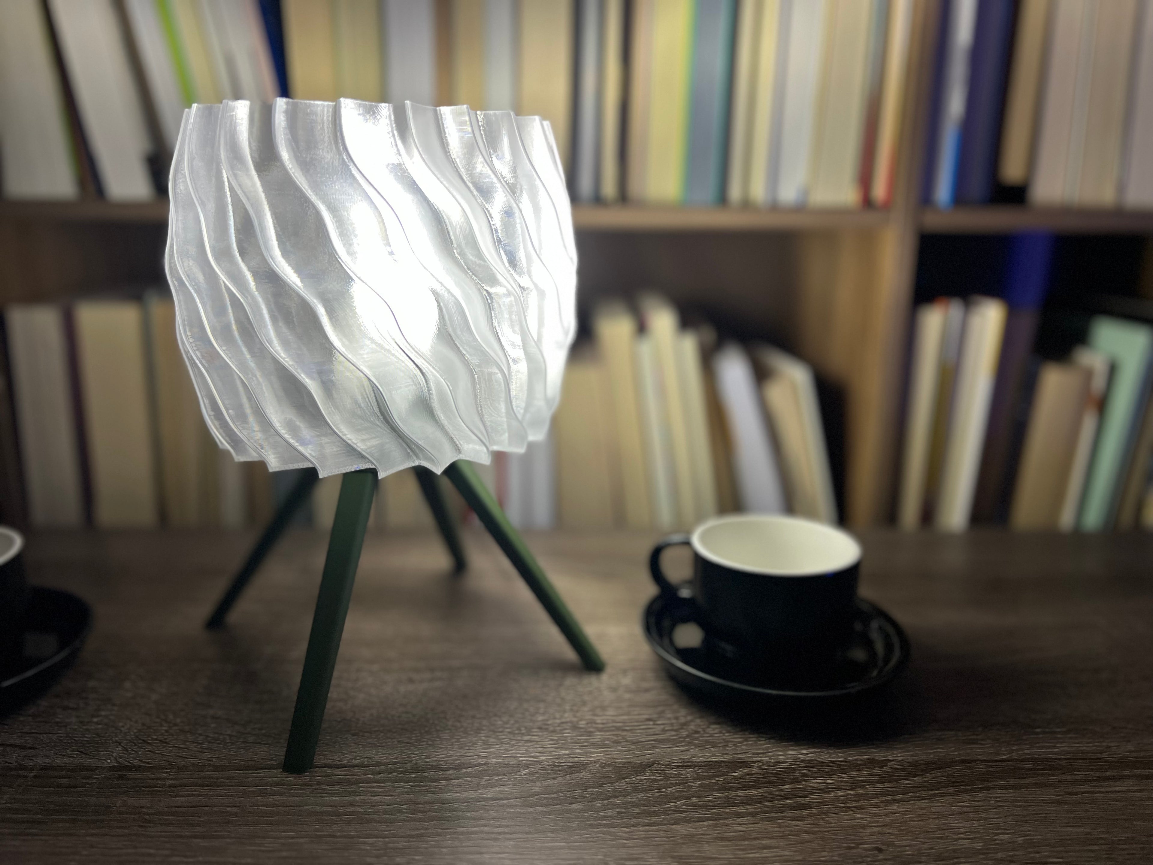 Lámpara de Mesa “Olas” · Trípode y Pantalla Ondulada Traslúcida