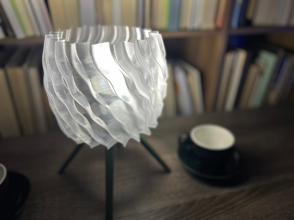 Lámpara de Mesa “Olas” · Trípode y Pantalla Ondulada Traslúcida