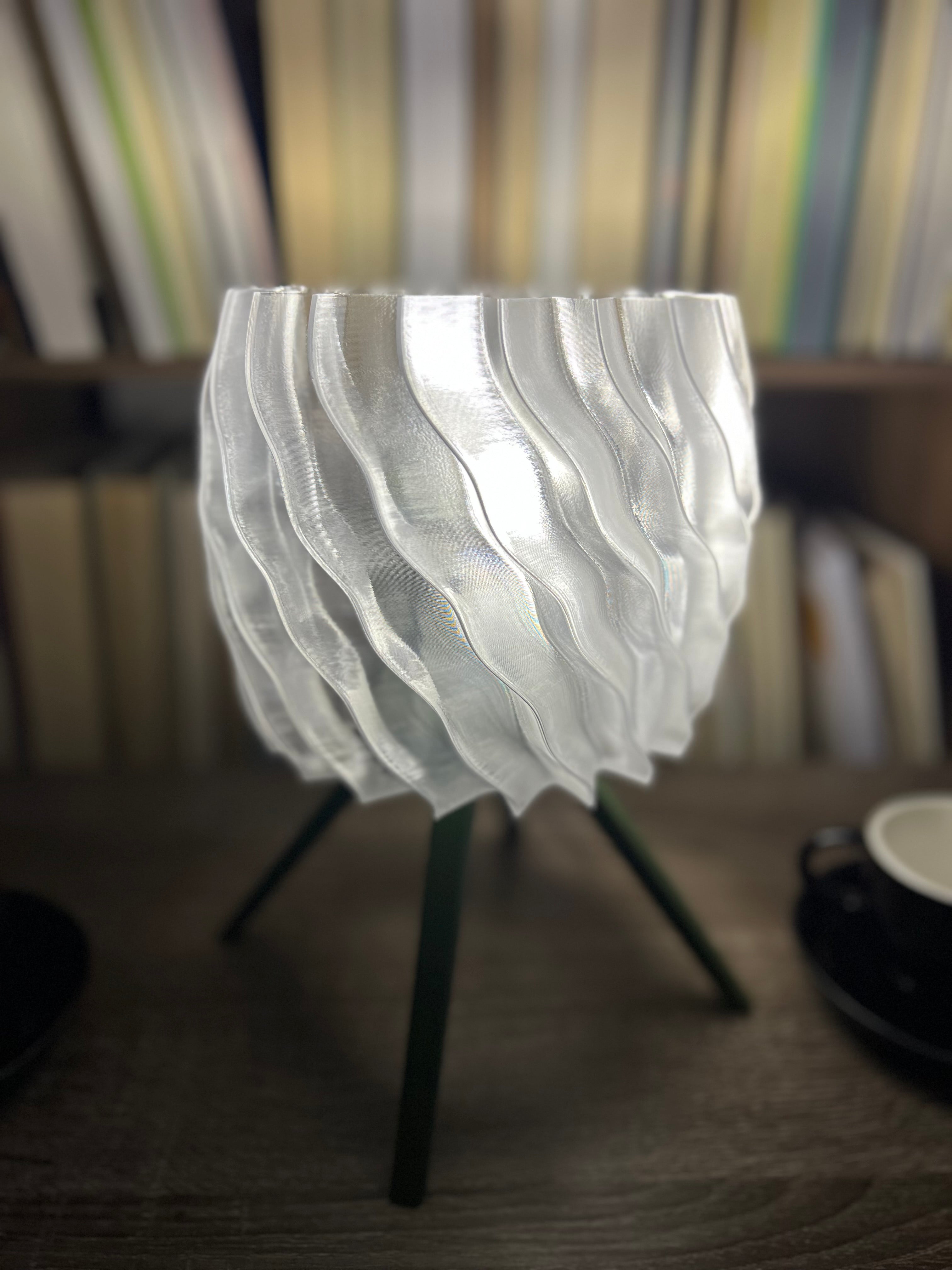 Lámpara de Mesa “Olas” · Trípode y Pantalla Ondulada Traslúcida