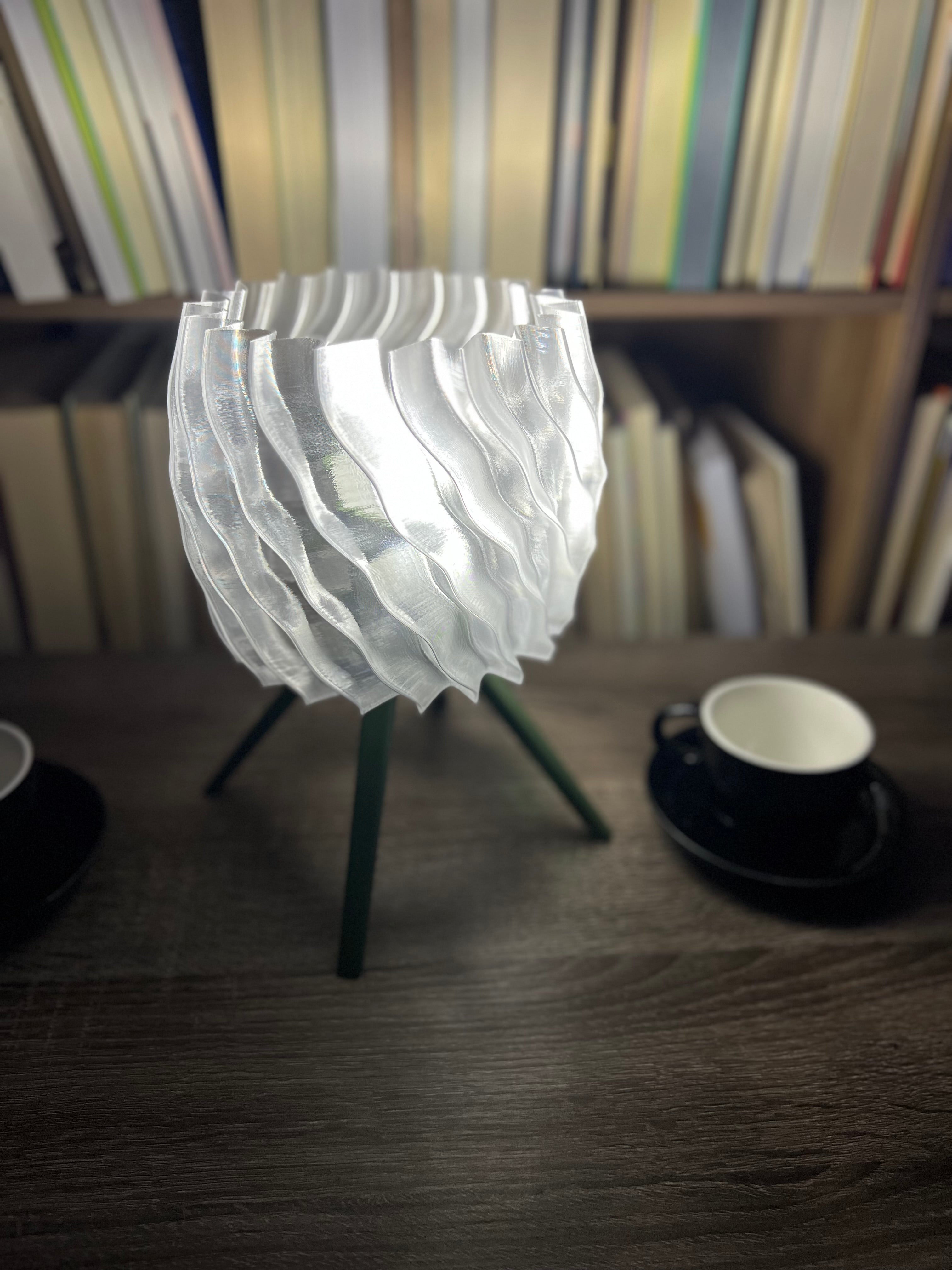 Lámpara de Mesa “Olas” · Trípode y Pantalla Ondulada Traslúcida