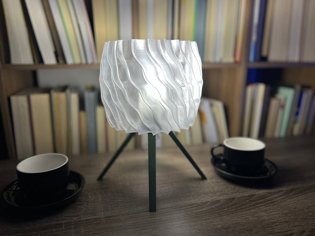 Lámpara de Mesa “Olas” · Trípode y Pantalla Ondulada Traslúcida