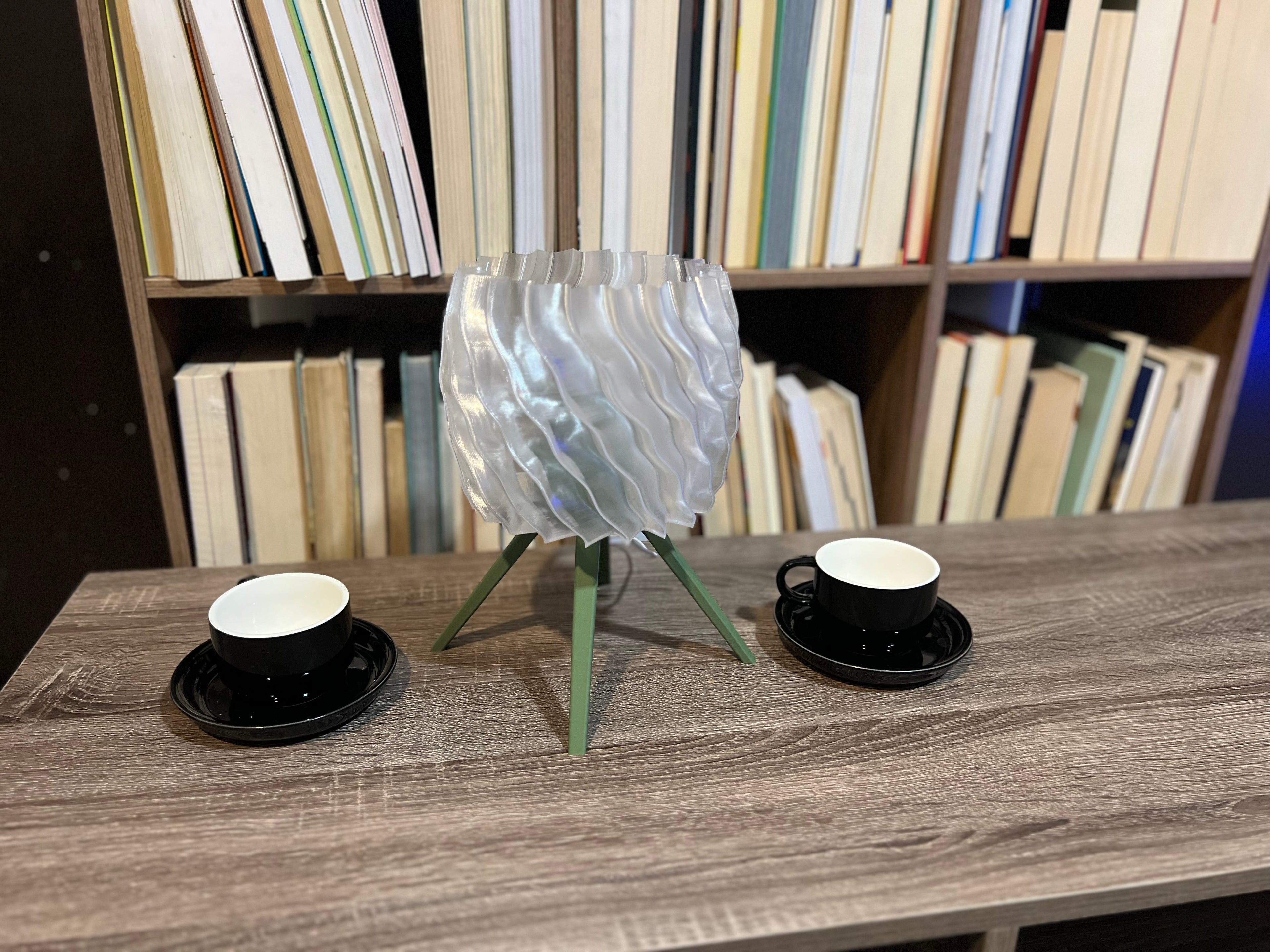 Lámpara de Mesa “Olas” · Trípode y Pantalla Ondulada Traslúcida