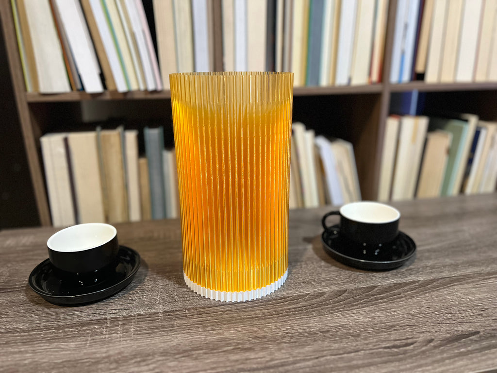 Lámpara de Mesa “Amanecer” · Pantalla Cilíndrica Estriada Ámbar