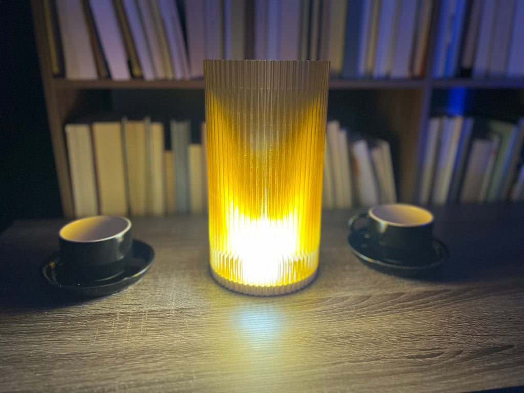 Lámpara de Mesa “Amanecer” · Pantalla Cilíndrica Estriada Ámbar