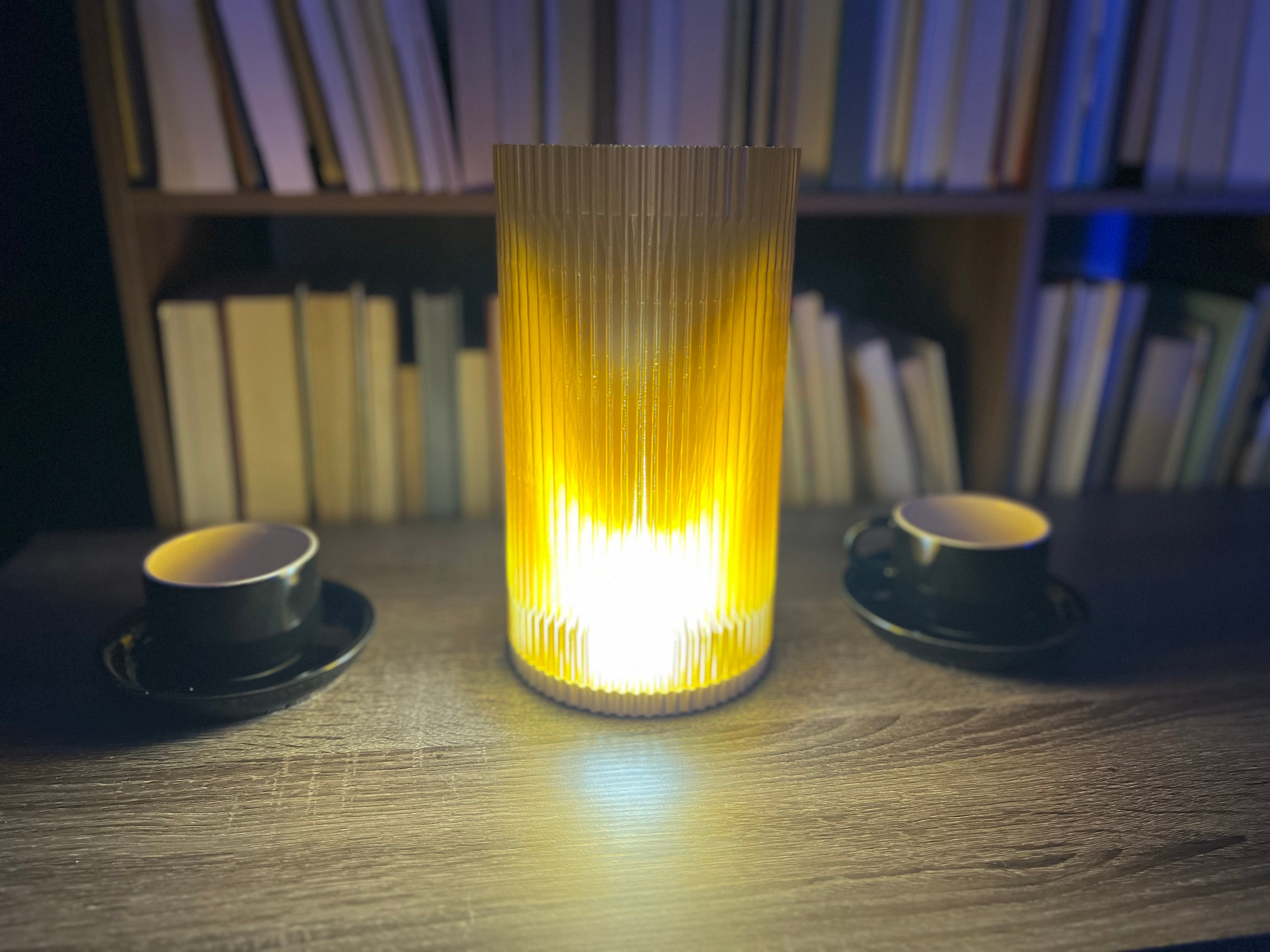 Lámpara de Mesa “Amanecer” · Pantalla Cilíndrica Estriada Ámbar