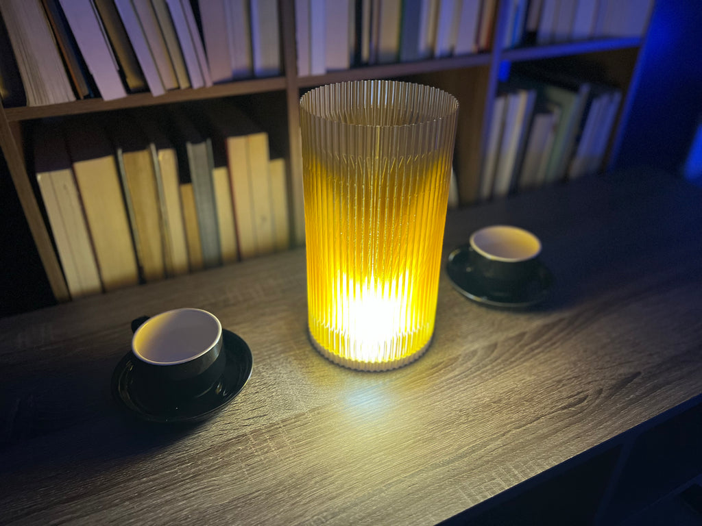 Lámpara de Mesa “Amanecer” · Pantalla Cilíndrica Estriada Ámbar