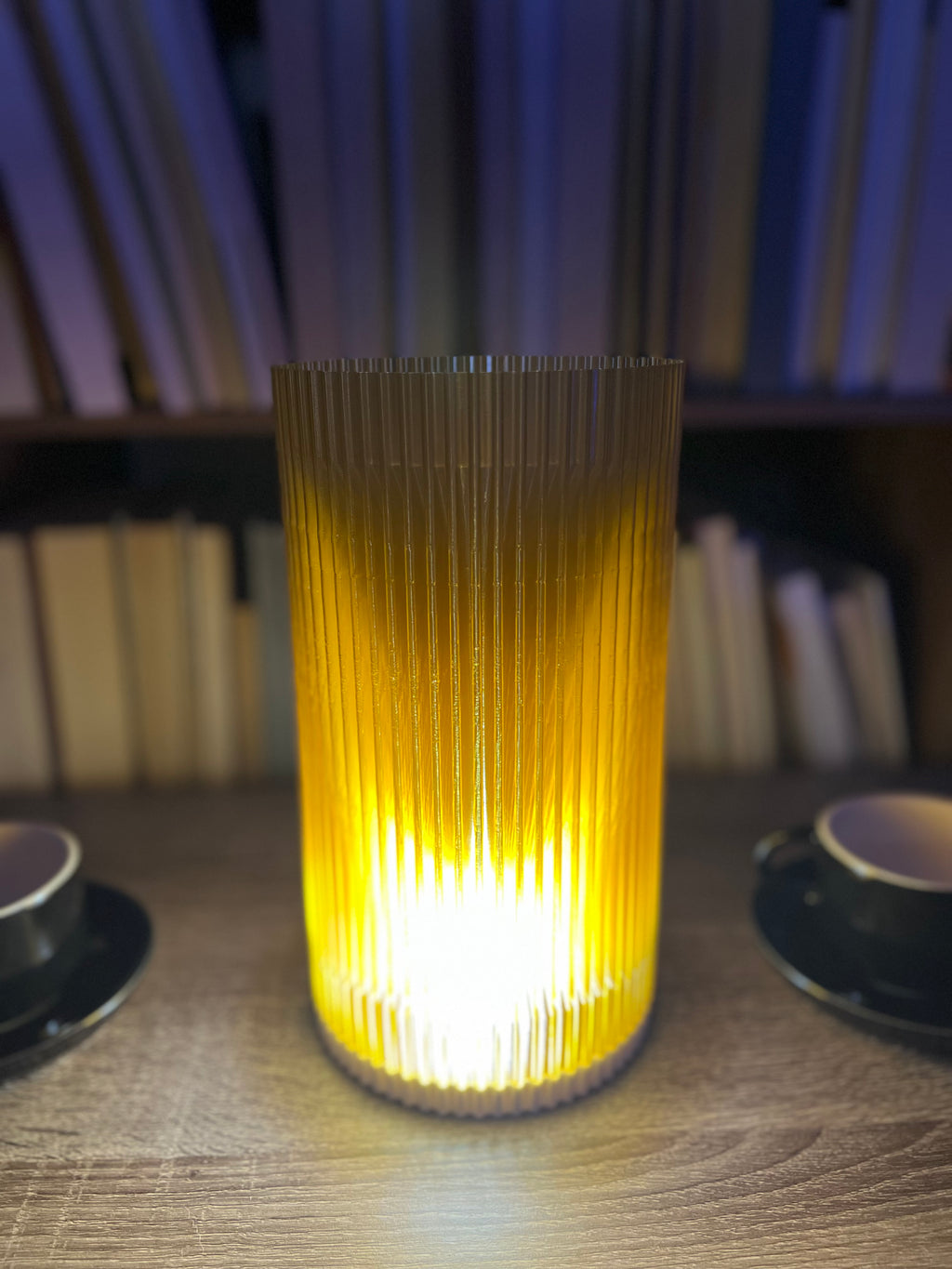 Lámpara de Mesa “Amanecer” · Pantalla Cilíndrica Estriada Ámbar