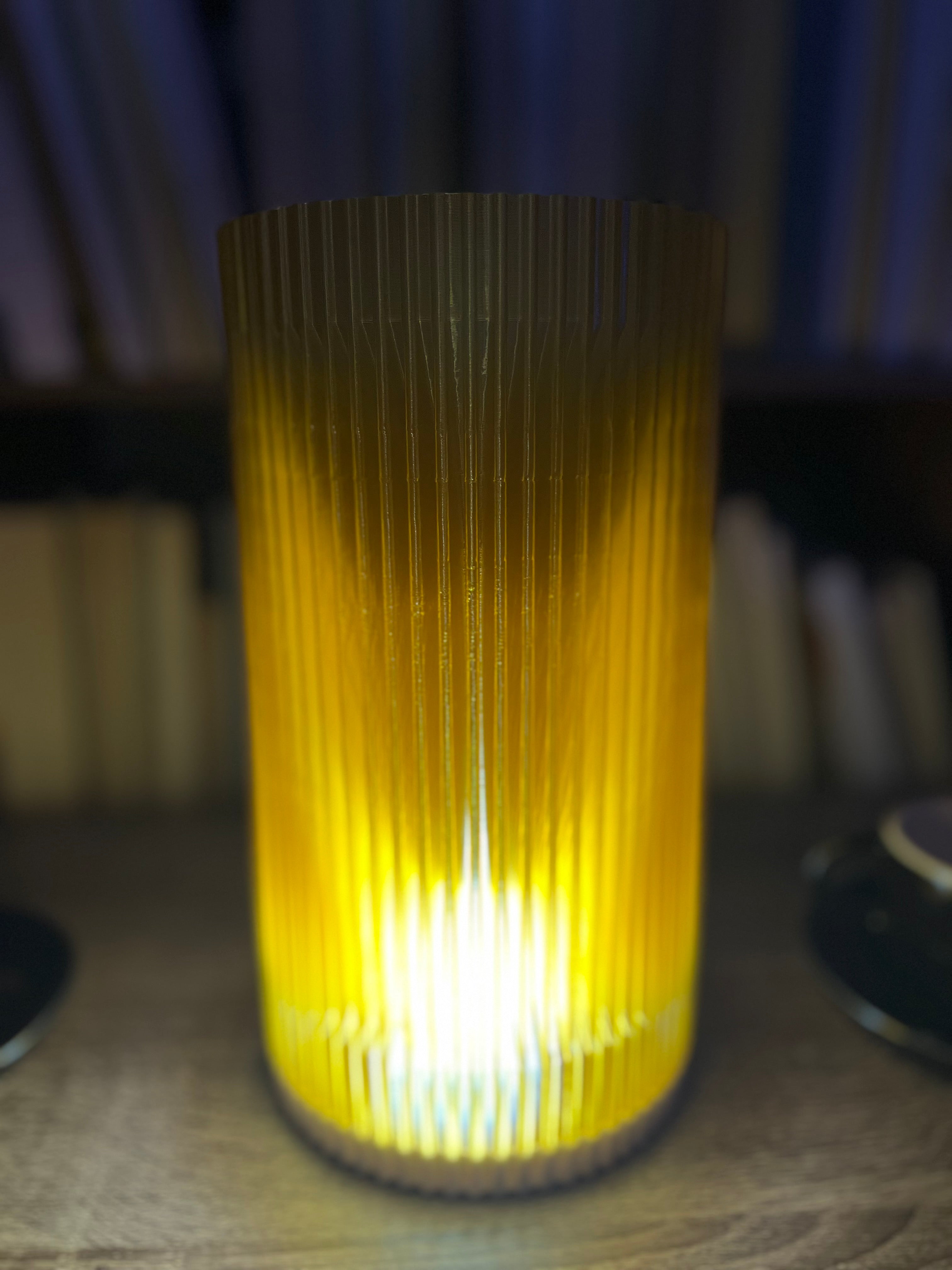 Lámpara de Mesa “Amanecer” · Pantalla Cilíndrica Estriada Ámbar