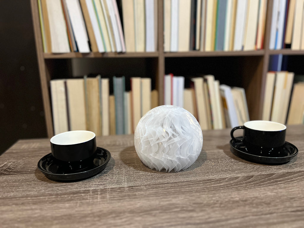 Lámpara de Mesa “Bruma” · Esfera Entretejida Traslúcida