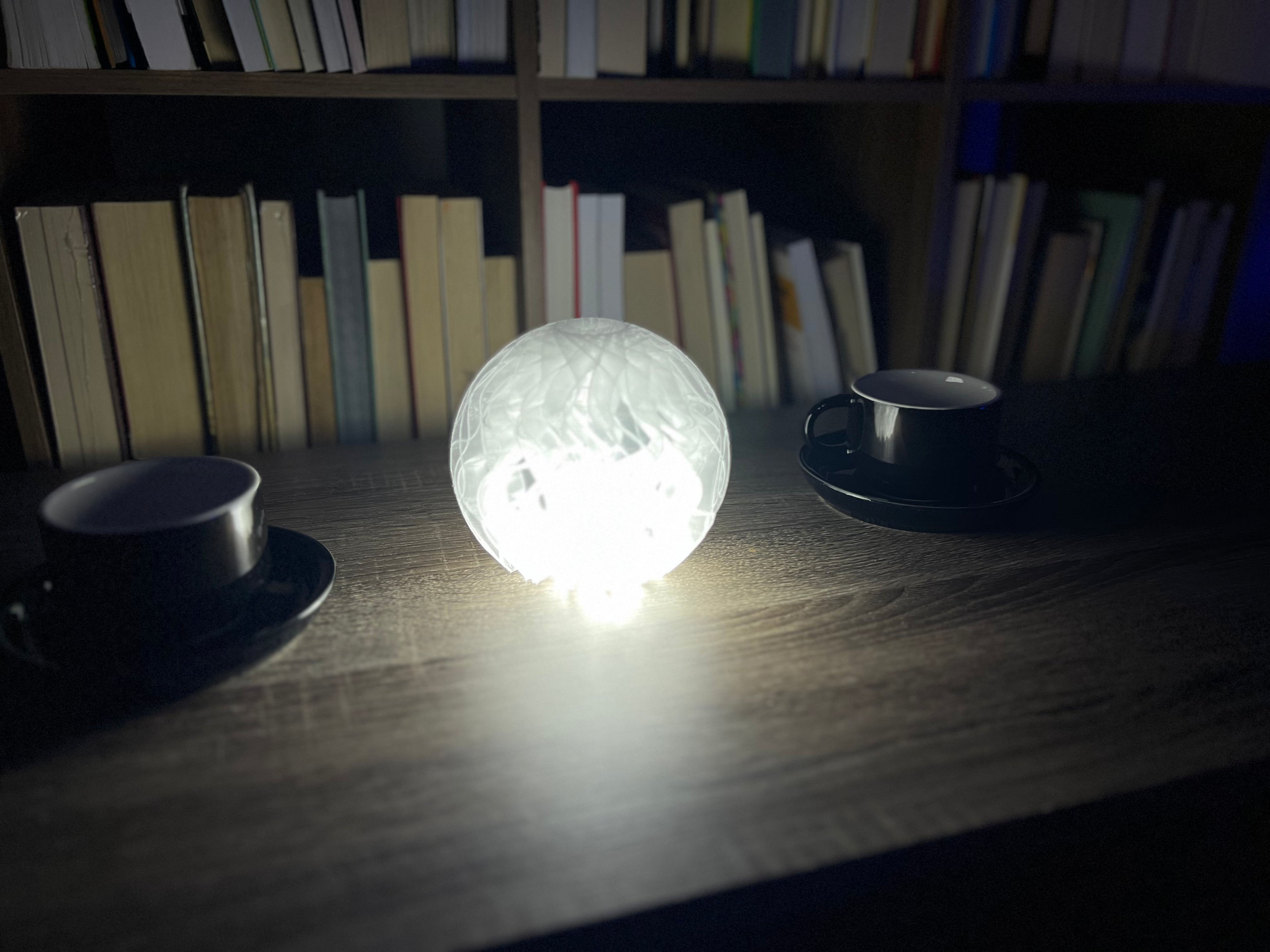 Lámpara de Mesa “Bruma” · Esfera Entretejida Traslúcida