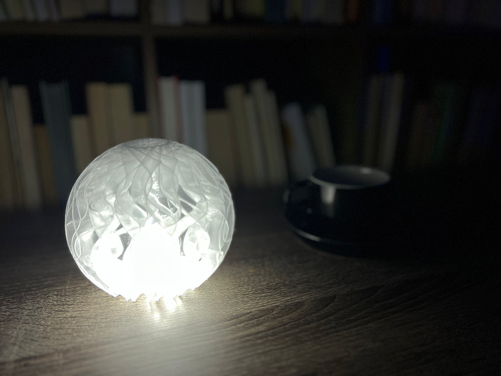 Lámpara de Mesa “Bruma” · Esfera Entretejida Traslúcida
